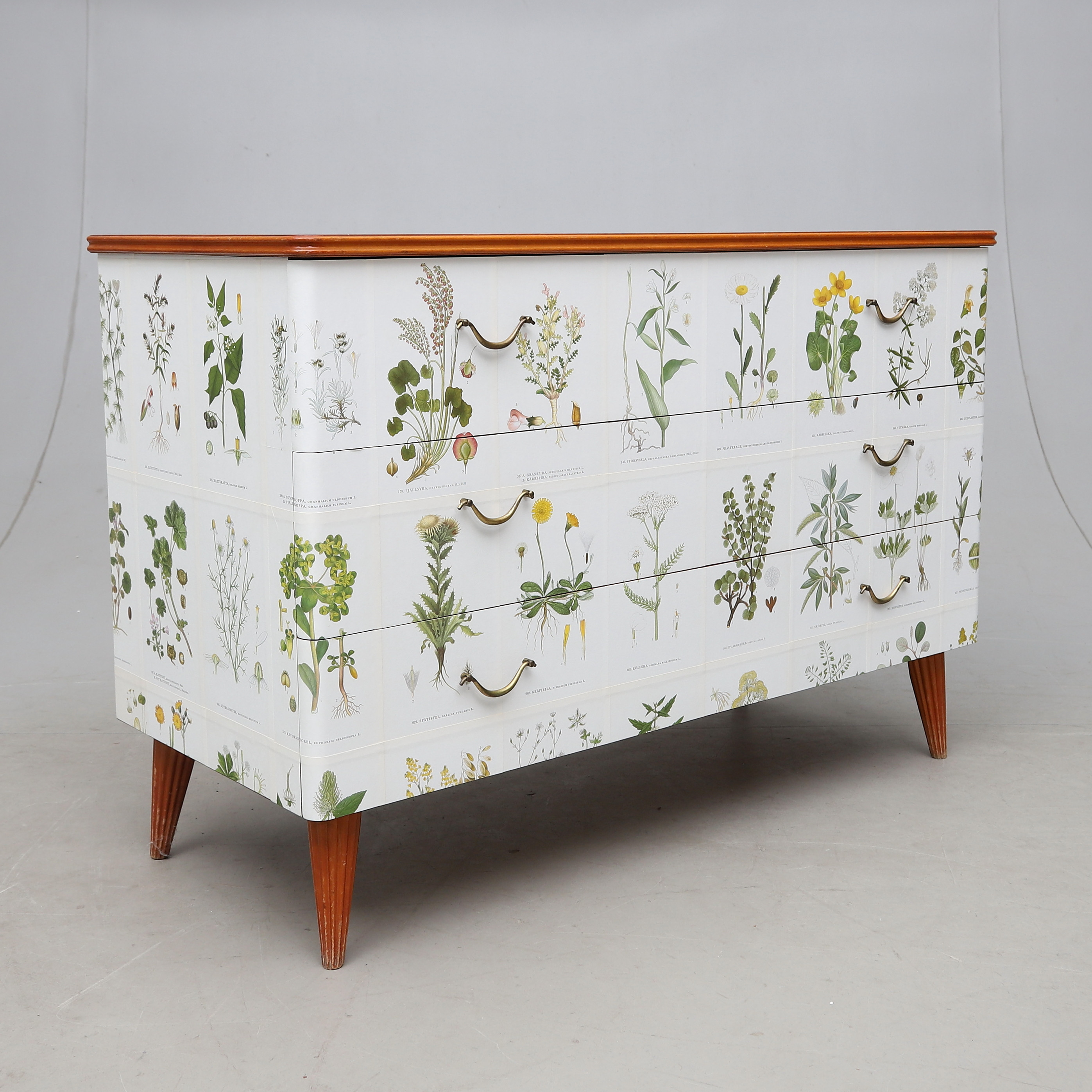 BYRÅ. 1900-talets andra hälft, mahogny, senare tapetserad med "Nordens Flora", 3 lådor.