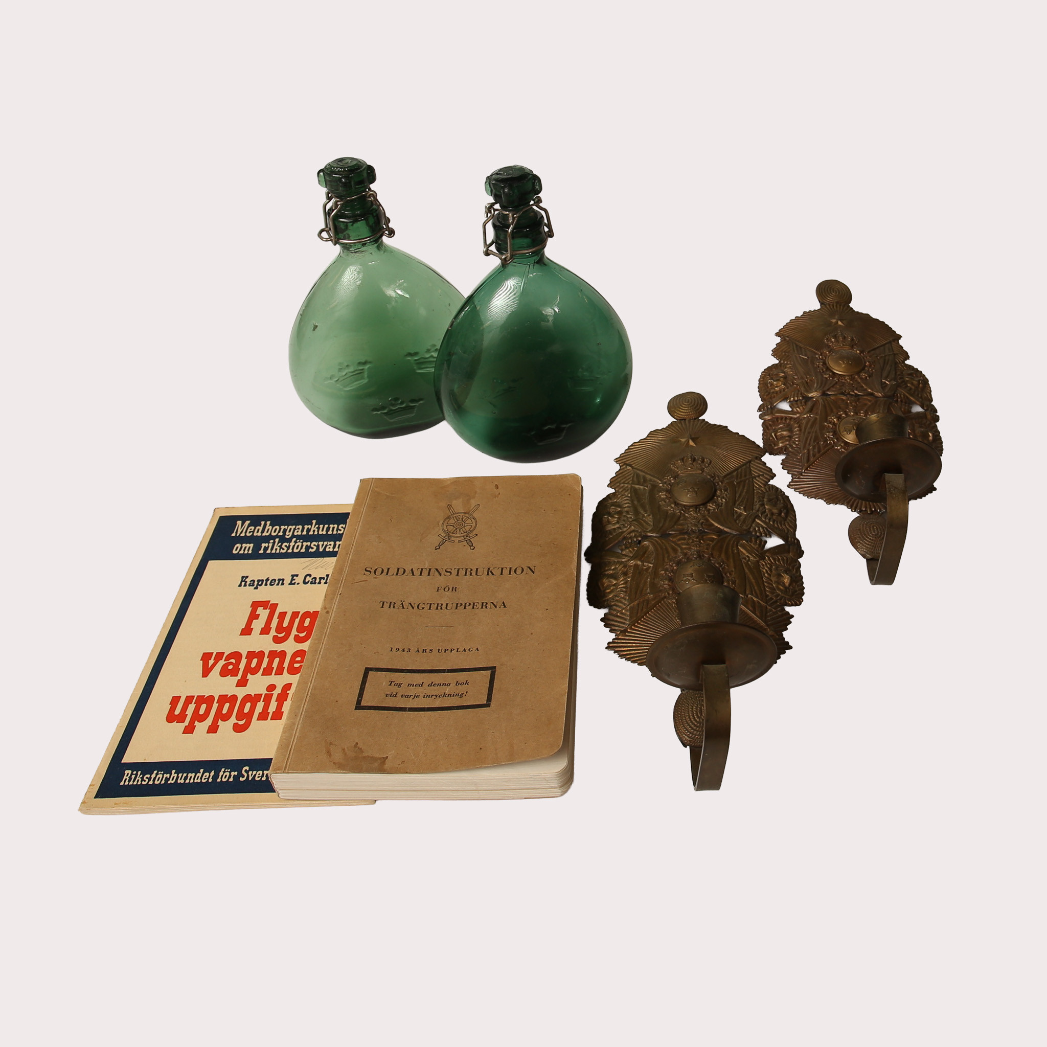 DIVERSE MILITARIA, Lampetter med mössplåt m/1865, fältflaskor, instruktionsböcker.