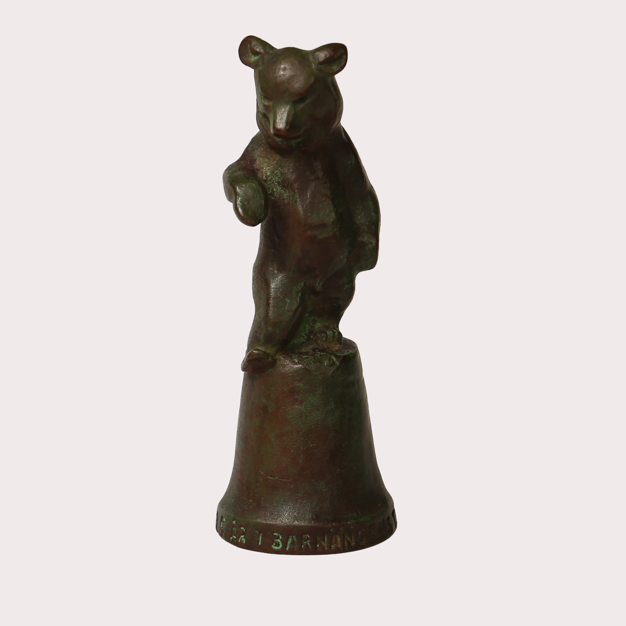 JUSSI MÄNTYNEN (FINLAND 1886-1978). skulptur, stående brunbjörn, signerad och daterad JM 55, sockel med ingjuten text: "25 år i Barnängens Tekniska Fabrikers A.B", patinerad brons.