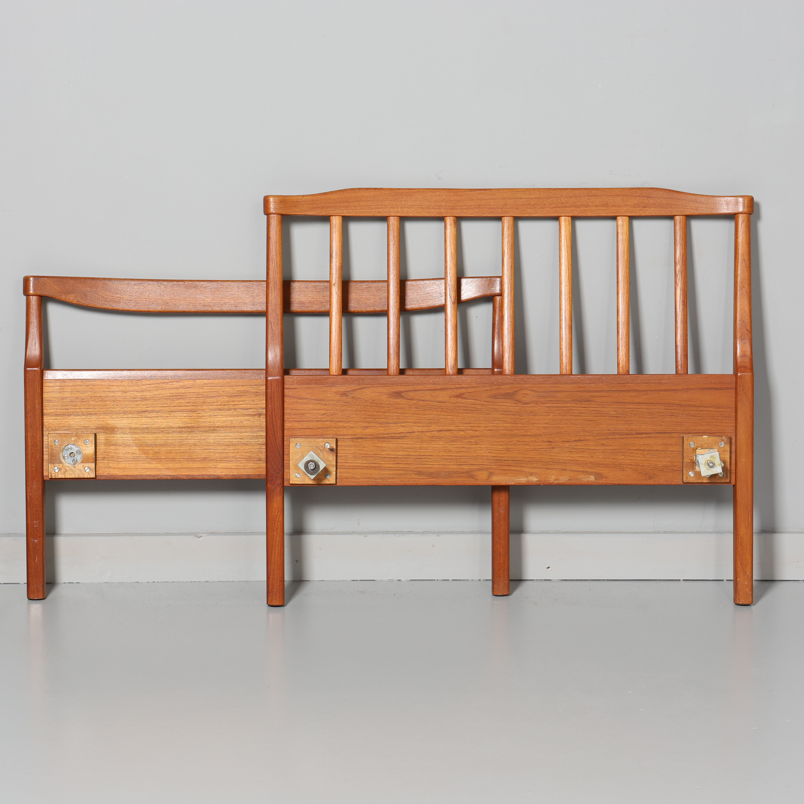 CARL MALMSTEN. SÄNGGAVEL, 2 delar, teak, "Aveny".