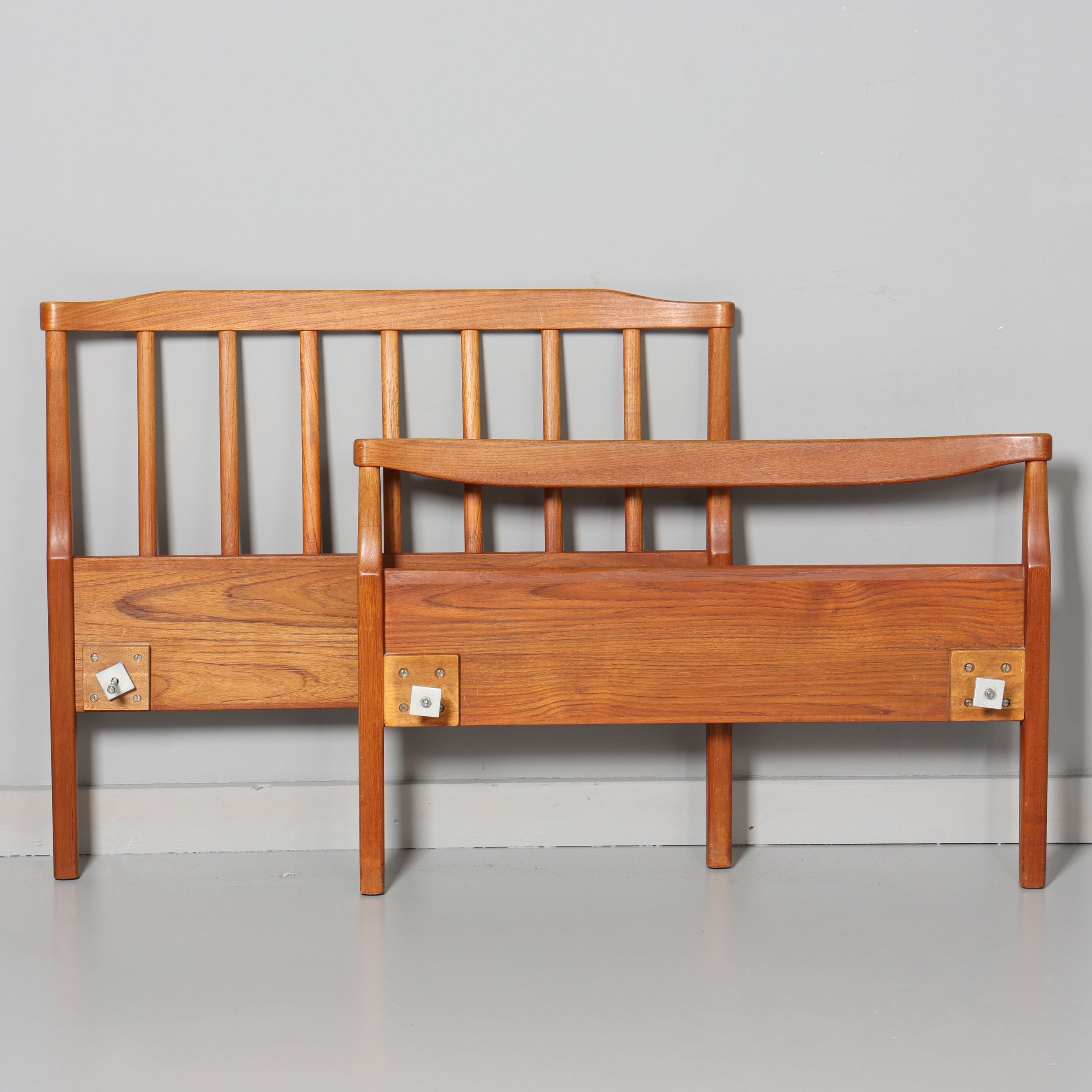 CARL MALMSTEN. SÄNGGAVEL, 2 delar, teak, "Aveny".
