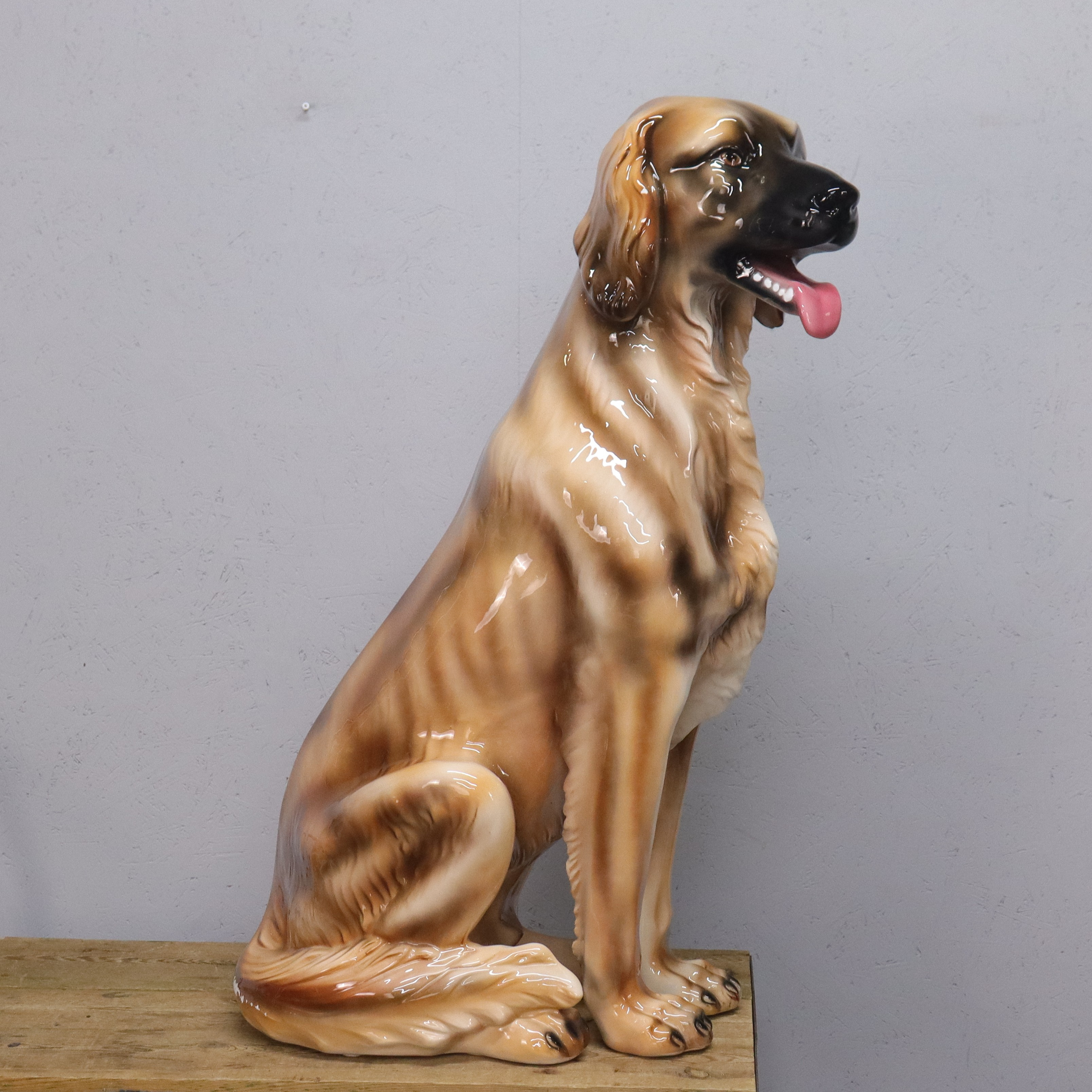 GOLVFIGURIN, sittande Golden Retriever, keramik, 1970/80-tal.