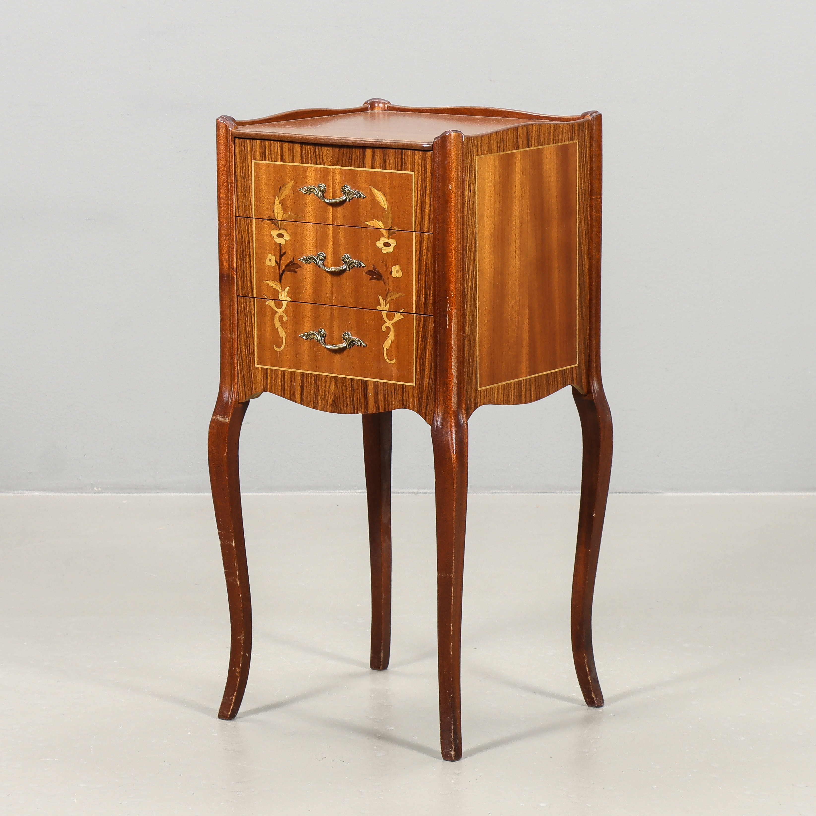 BYRÅ / SÄNGBORD Rokokostil, Mahogny, 1900-talets andra hälft.