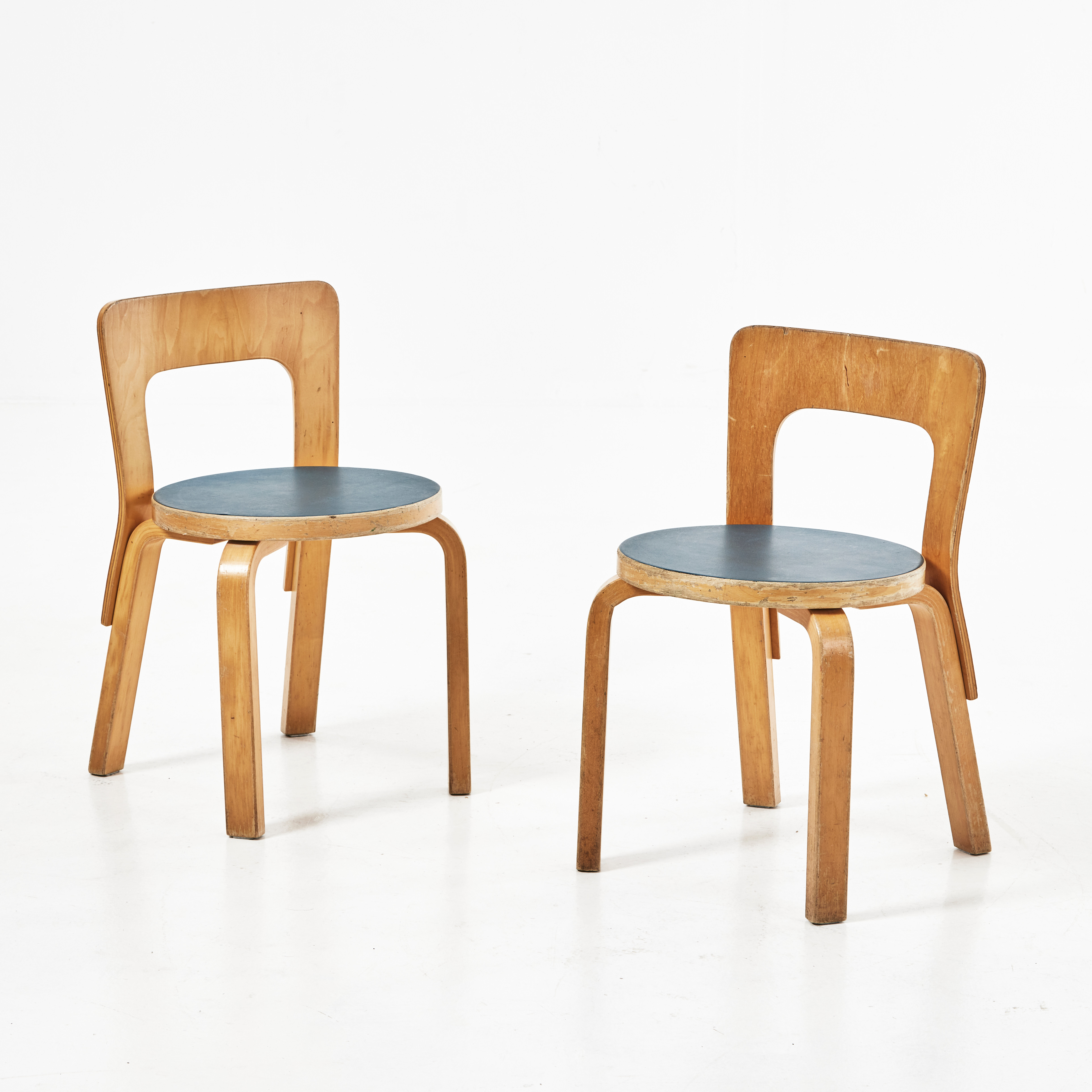 ALVAR AALTO. Barnstolar, 1 par, modell N65 för Artek.