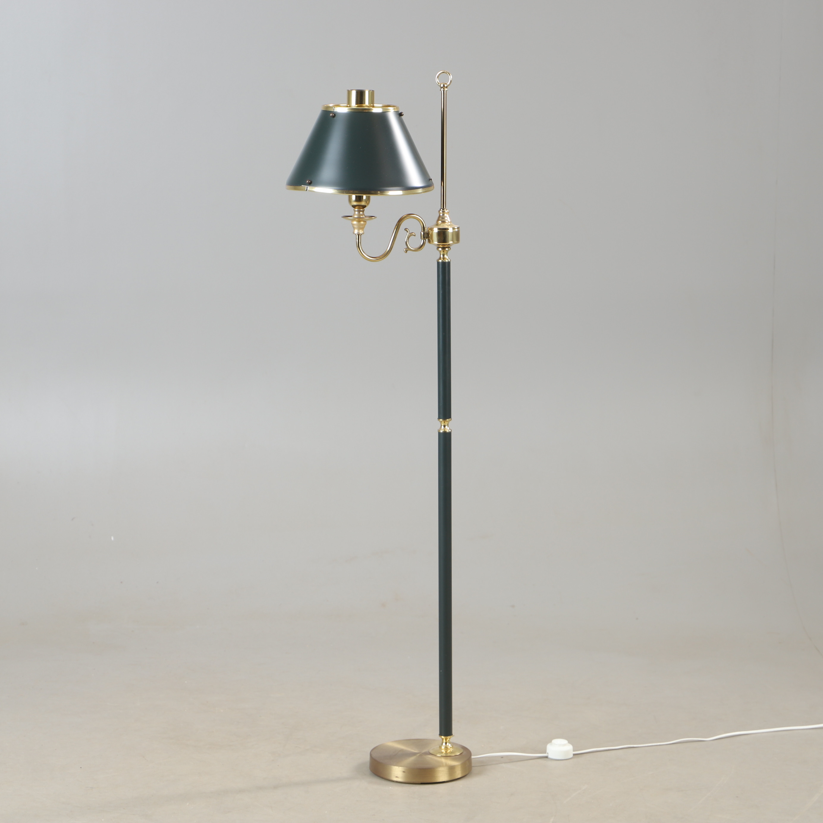 GOLVLAMPA, mässing och metall, engelsk stil.