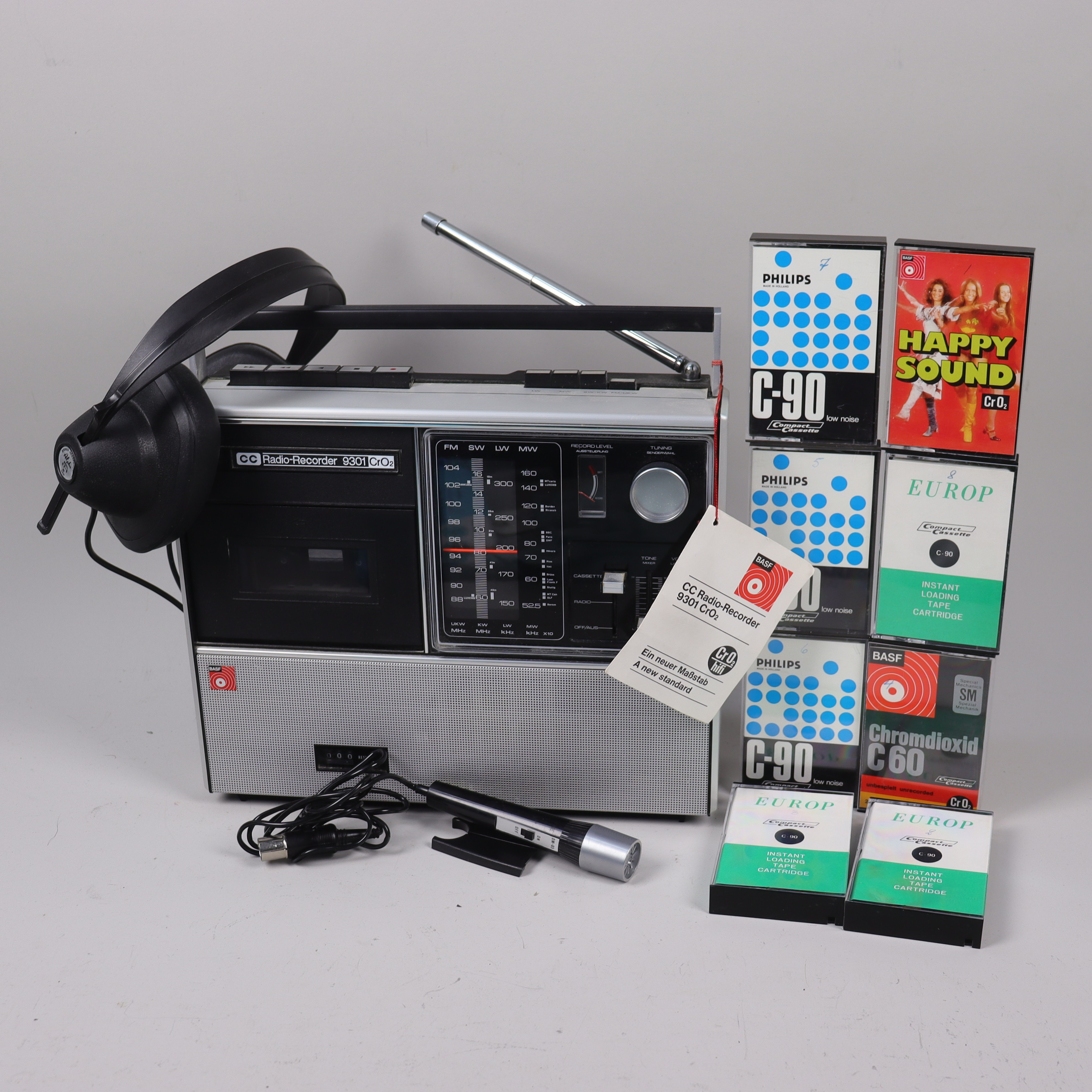 BASF CC Radio-Recorder 9301, Hörlurar Alpha HP-6 samt mikrofon och kassettband, 1970-tal.