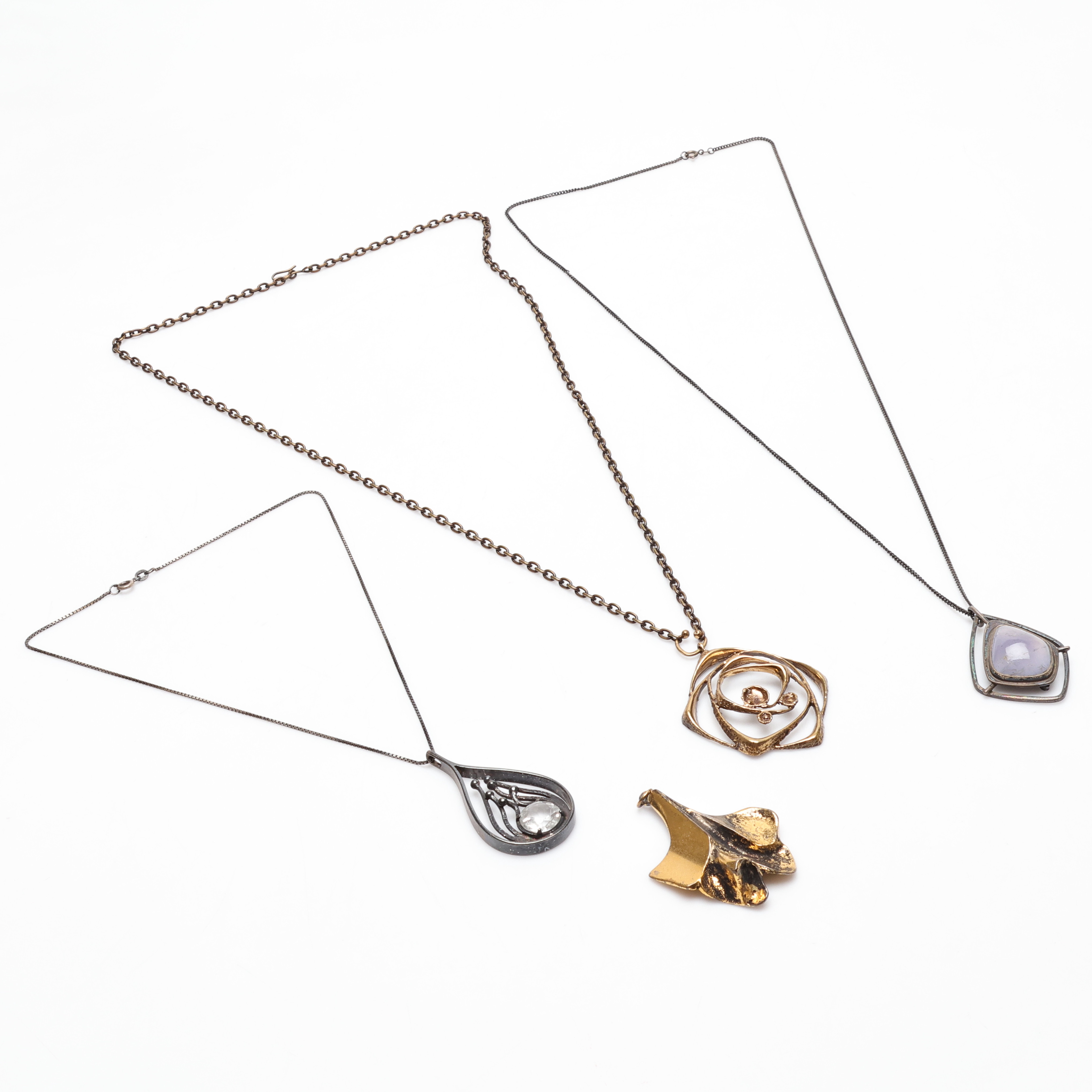 HALSBAND samt HÄNGE, 4 delar, silver och brons, bl.a. Finland.