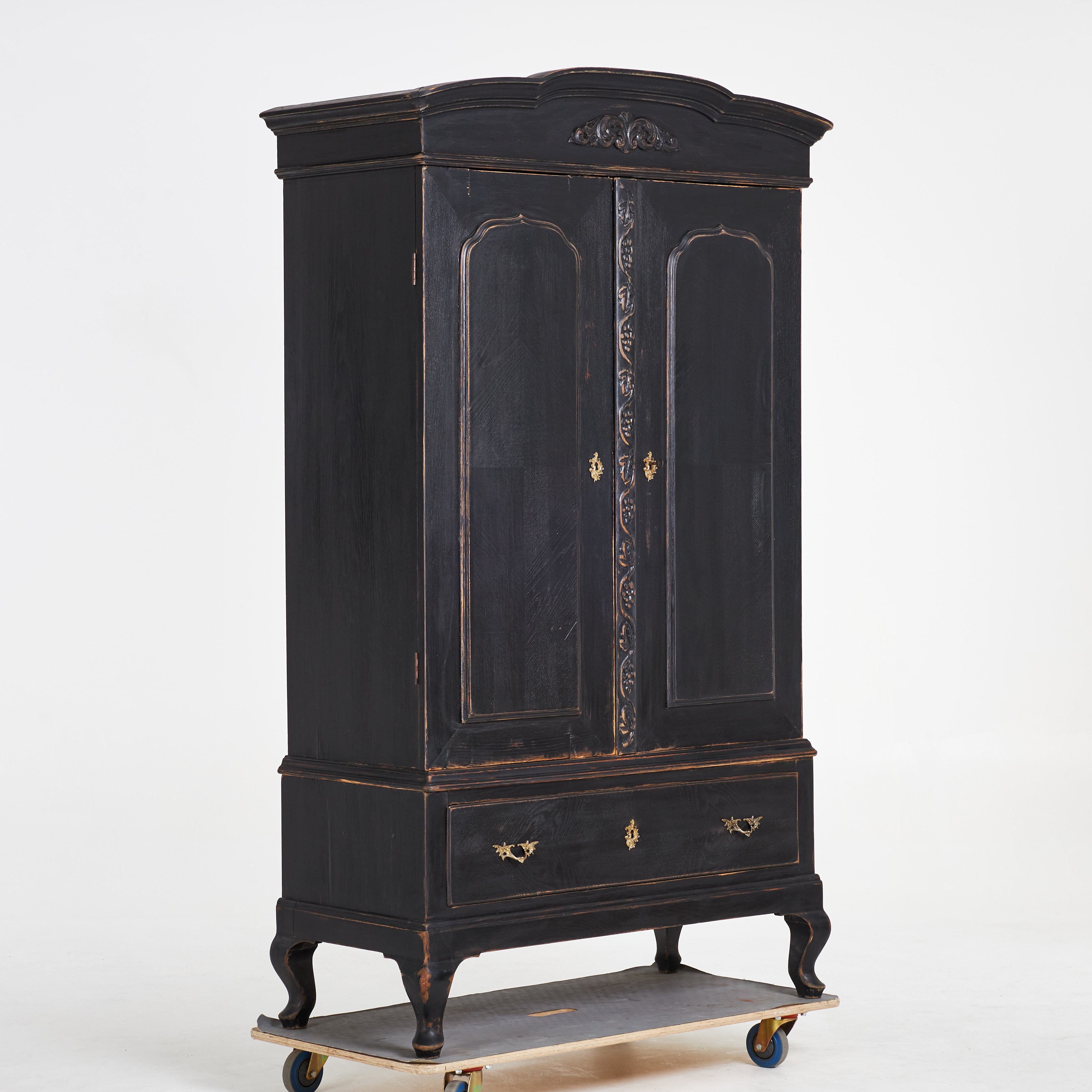 SKÅP. Rokokostil, träskuren dekor, senare bemålad, metallbeslag, tvådelad, 1900-talets första hälft.