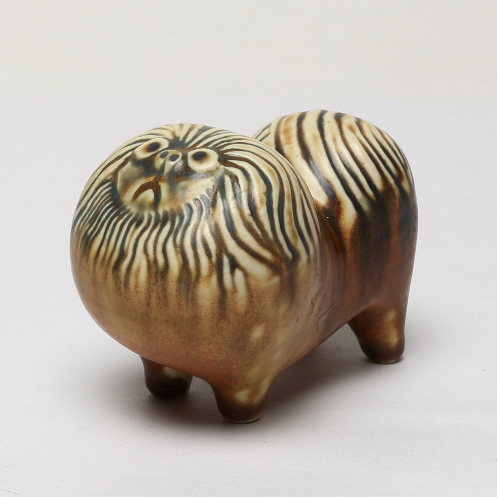 LISA LARSON. HUNDFIGUR. keramik, etikettsignerad.