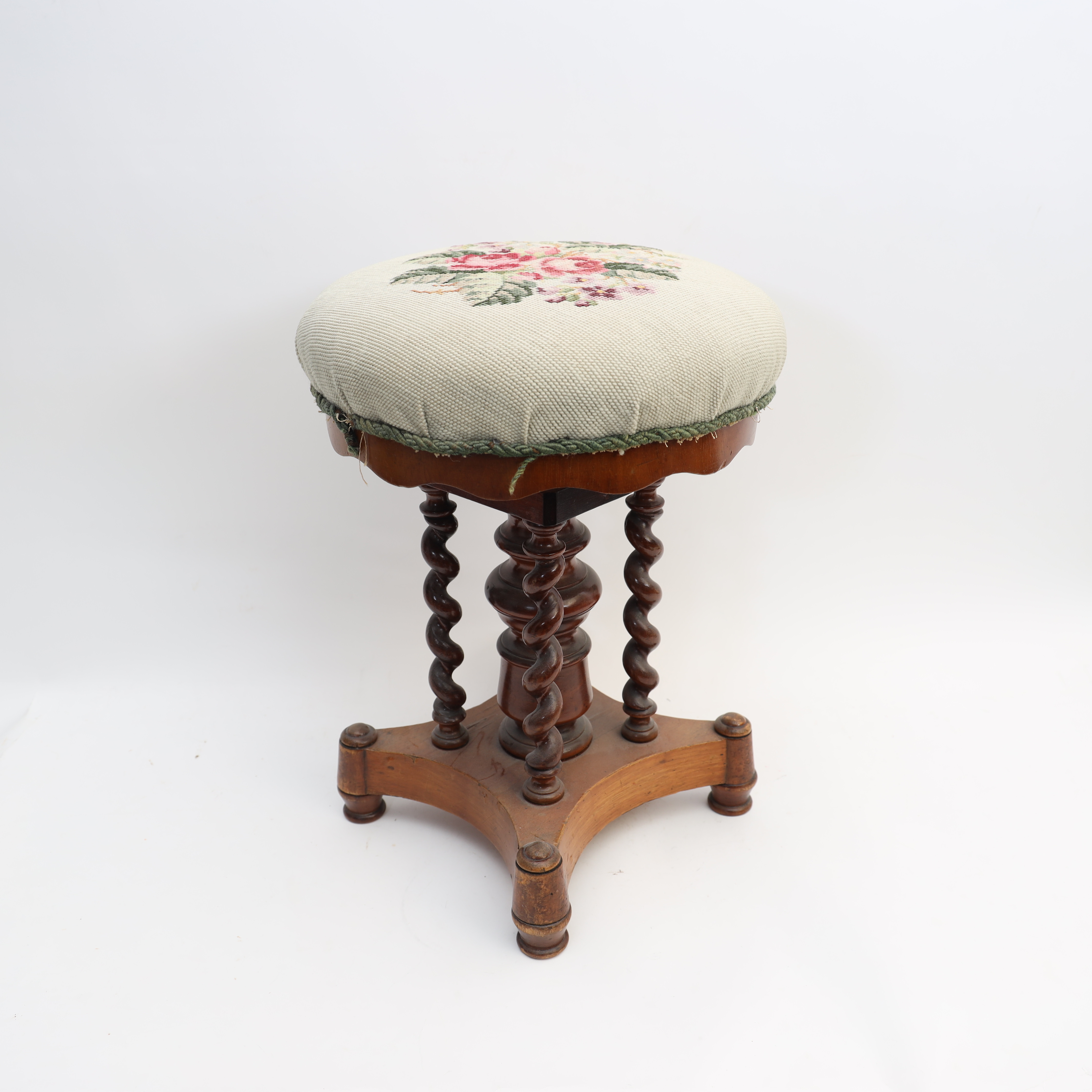 ORGELPALL, 1800-tal, betsat trä, spiralvridna dekorer, sits med broderad dekor.