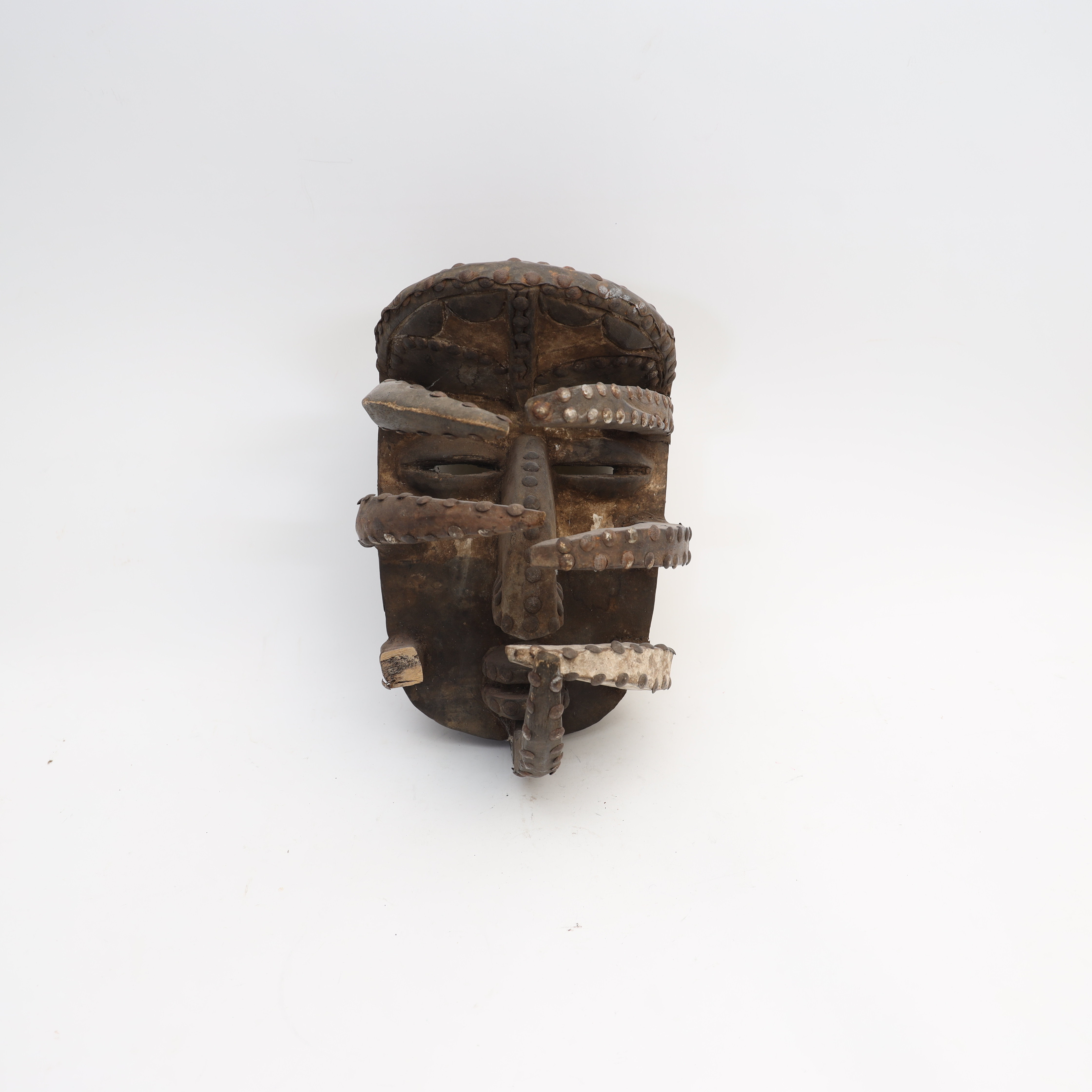 MASK, Afrika, med skuren dekor och nitar, troligen tidigt 1900-tal.