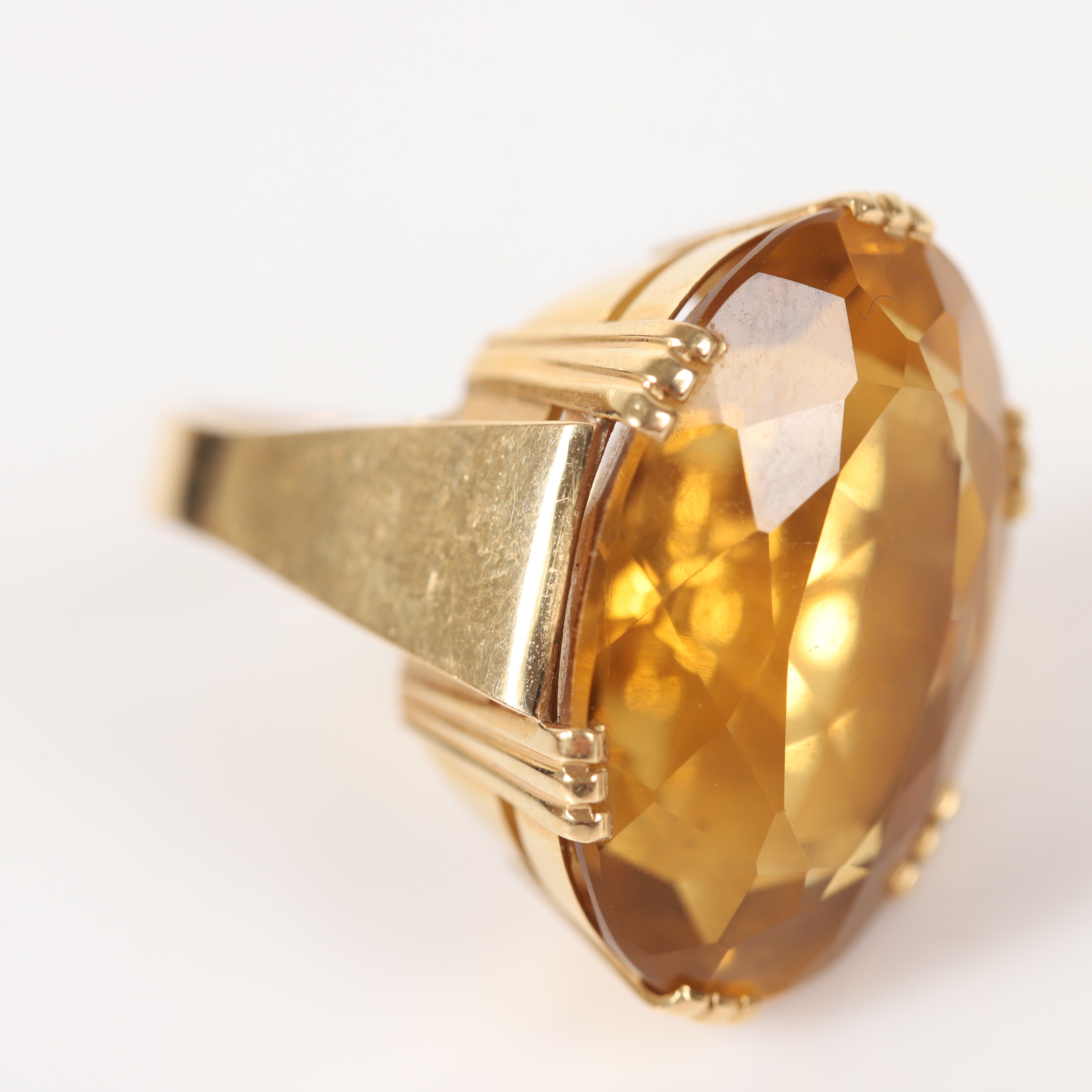 RING, 18 K guld med fasettslipad citrin, ca 4 ct, Trege Gulsmedsaktiebolaget, Göteborg, 1958.
