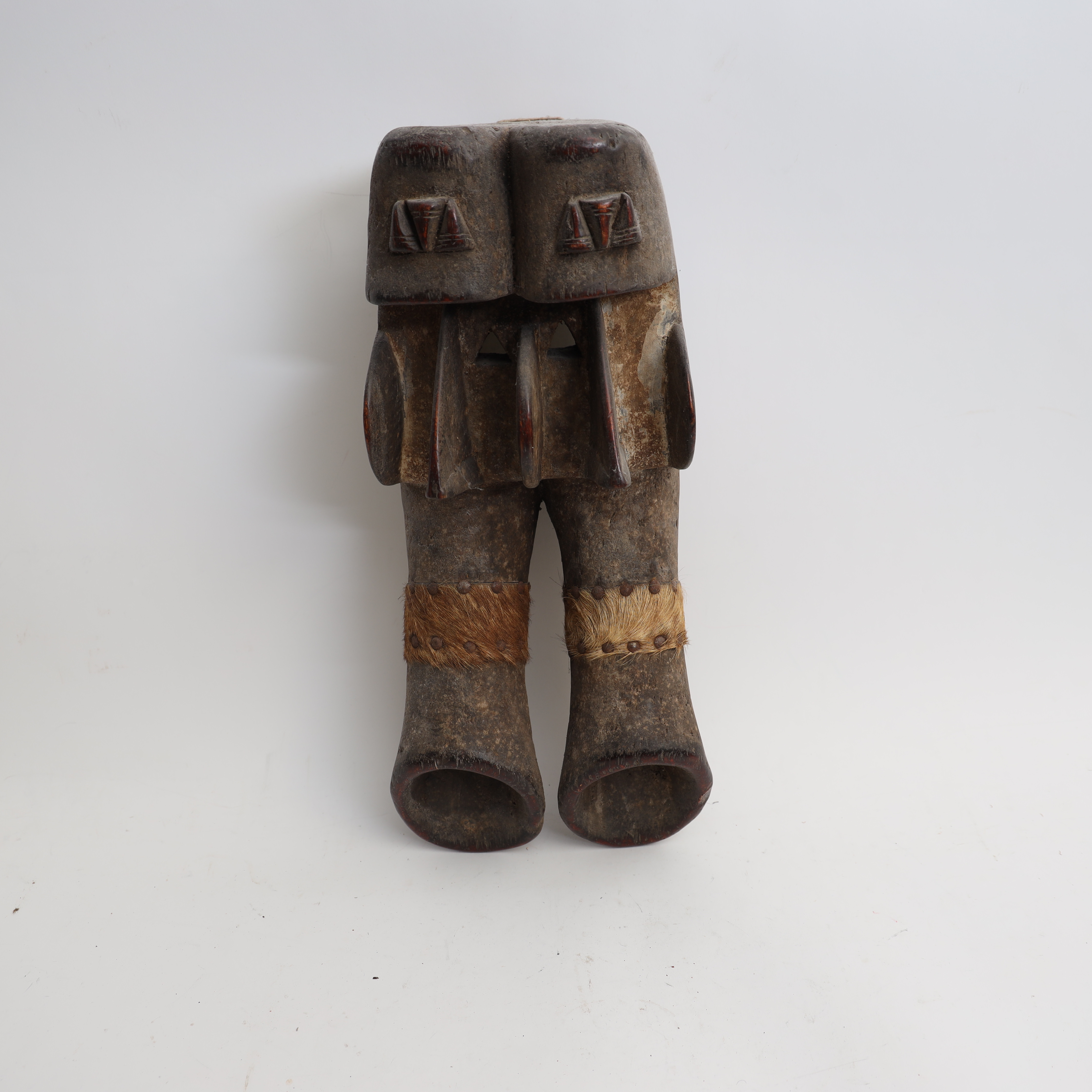 MASK, afrika, skuret och delvis bemålat trä, delvis klädd med päls.