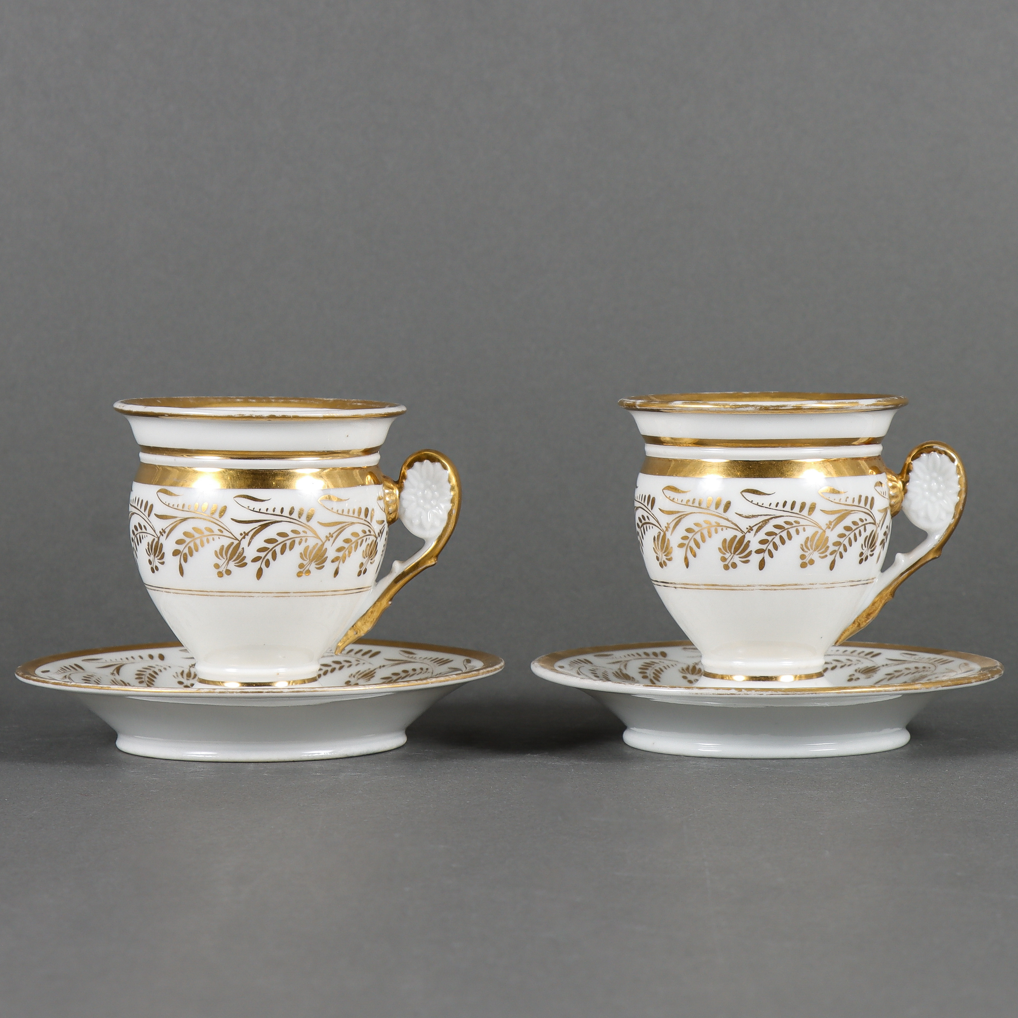 KOPPAR med FAT, 2 stycken, porslin, Senempire, 1800-talets första hälft.