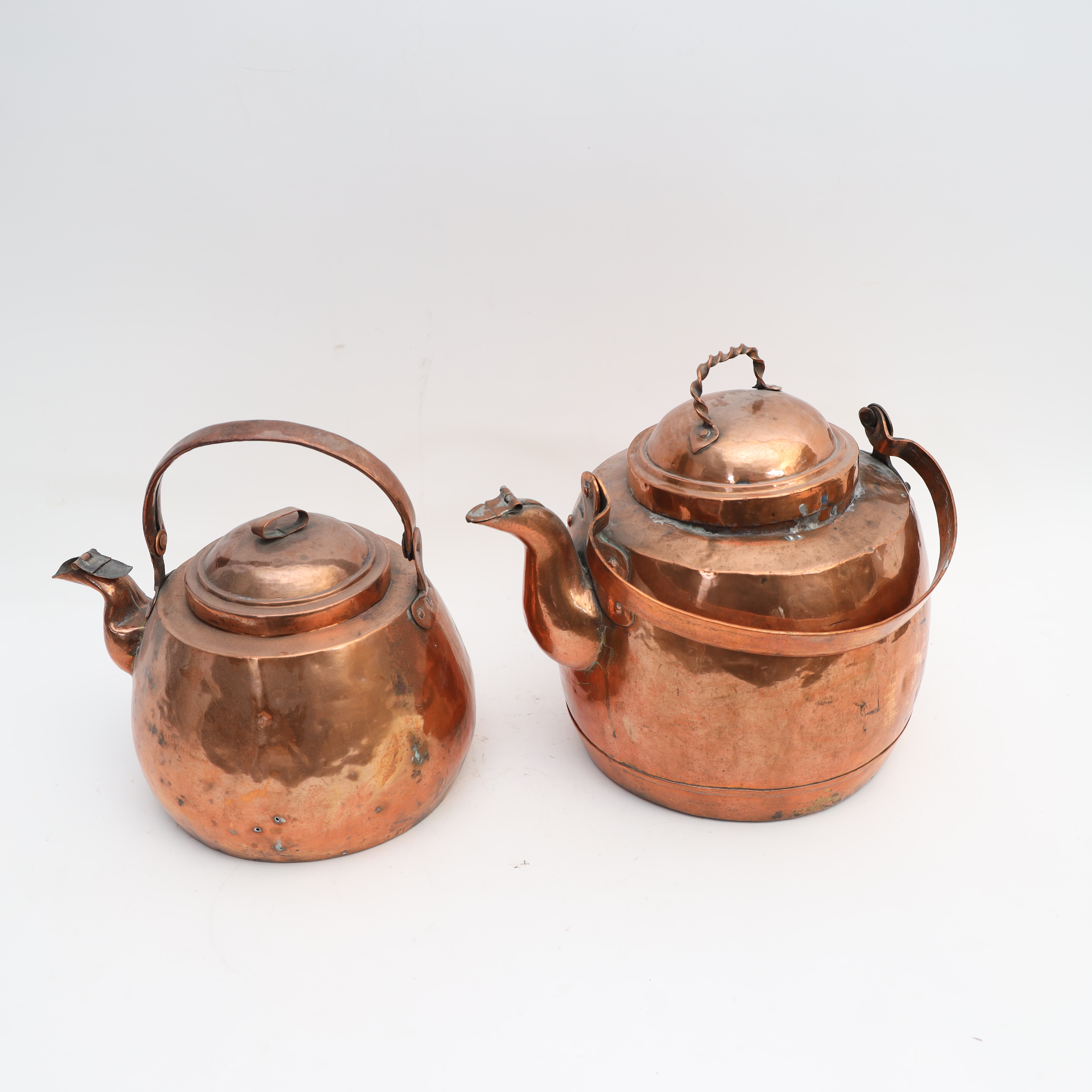 KAFFEKANNOR, 2st, 1800-tal, koppar, en med mustachfäste.