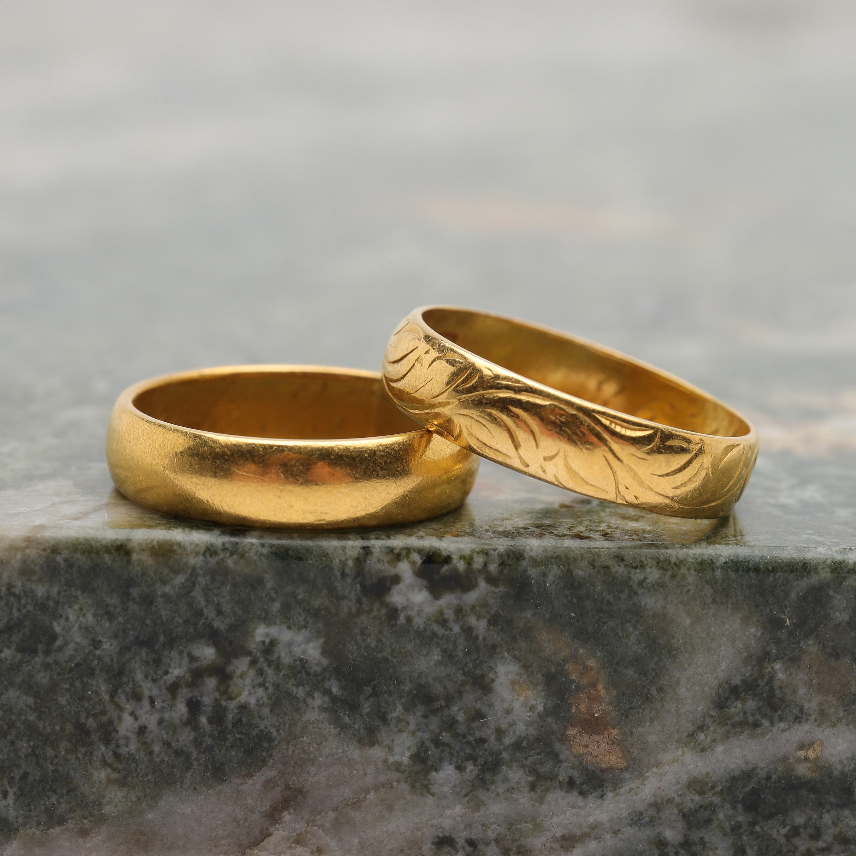 RINGAR, 2 st, 23k guld, totalvikt ca 9,44g.