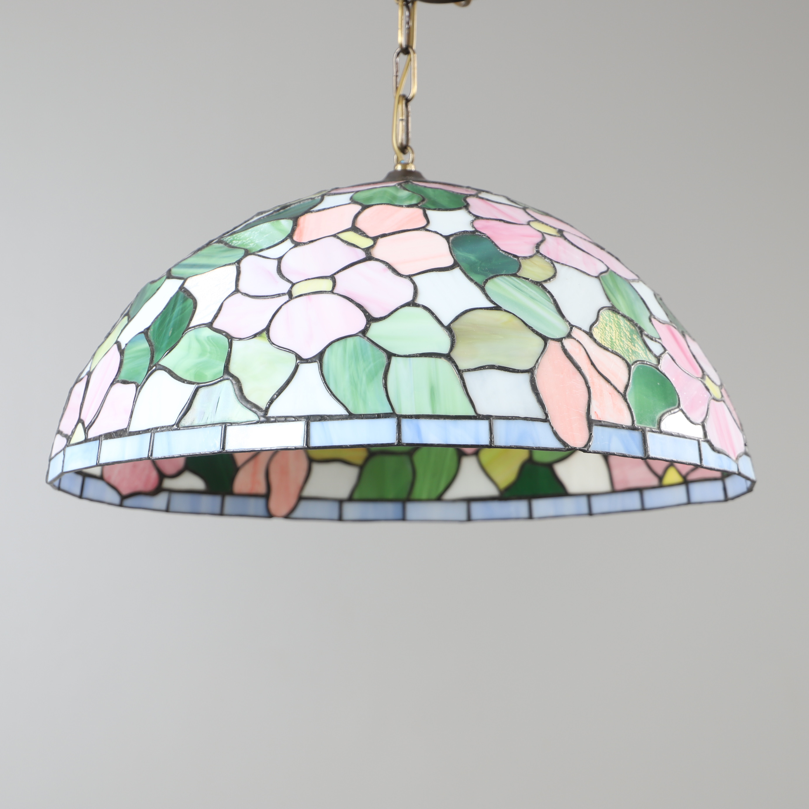 TAKLAMPA, Tiffanystil, 1900-talets andra hälft.
