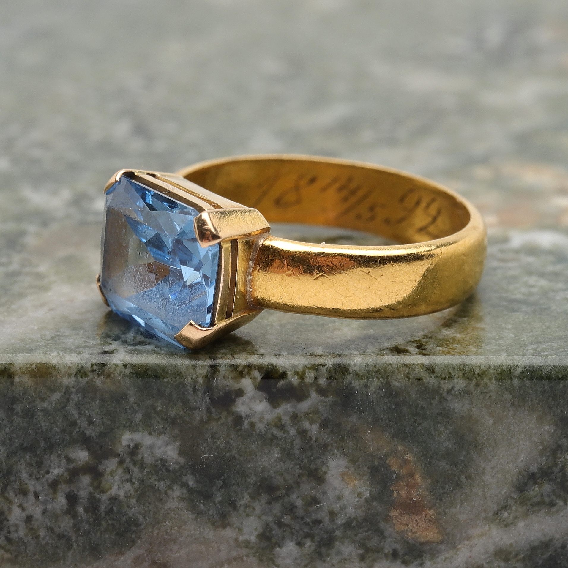 RING, 23k guld med syntetisk akvamarin, totalvikt ca 6,65g.