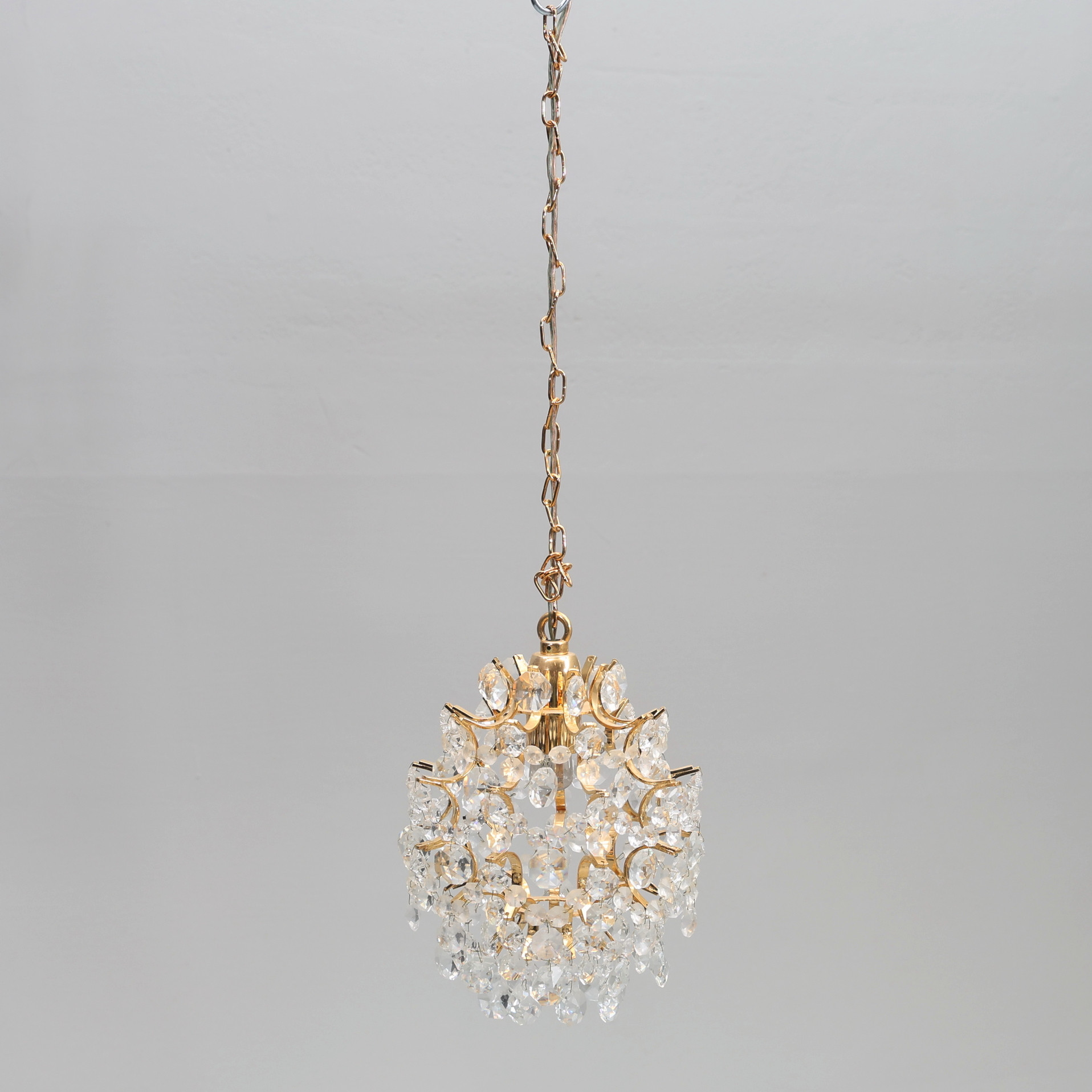FÖNSTERLAMPA. Med prismor, 1900-tal.