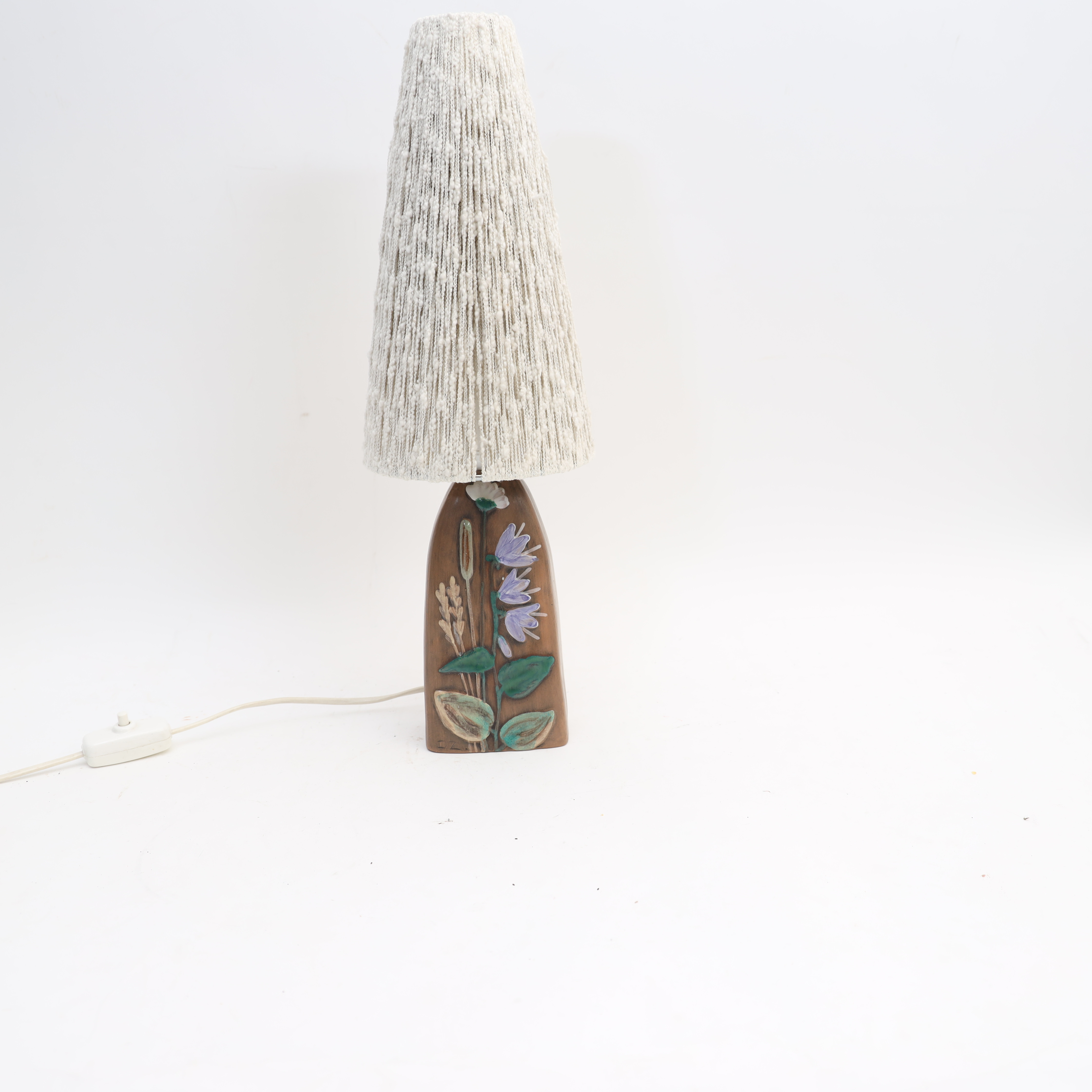 DAGNY ZACHRISSON. Bordslampa, keramik, med reliefdekor av blomster. Signerad.