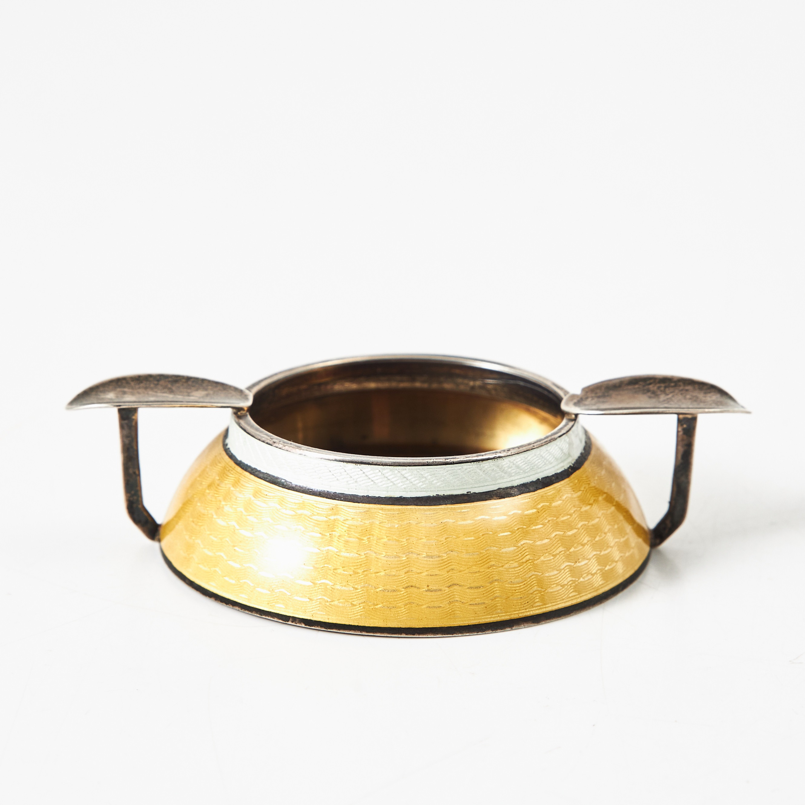ASKFAT, sterlingsilver med vit och gul guillocherad emalj, spår av förgyllning.