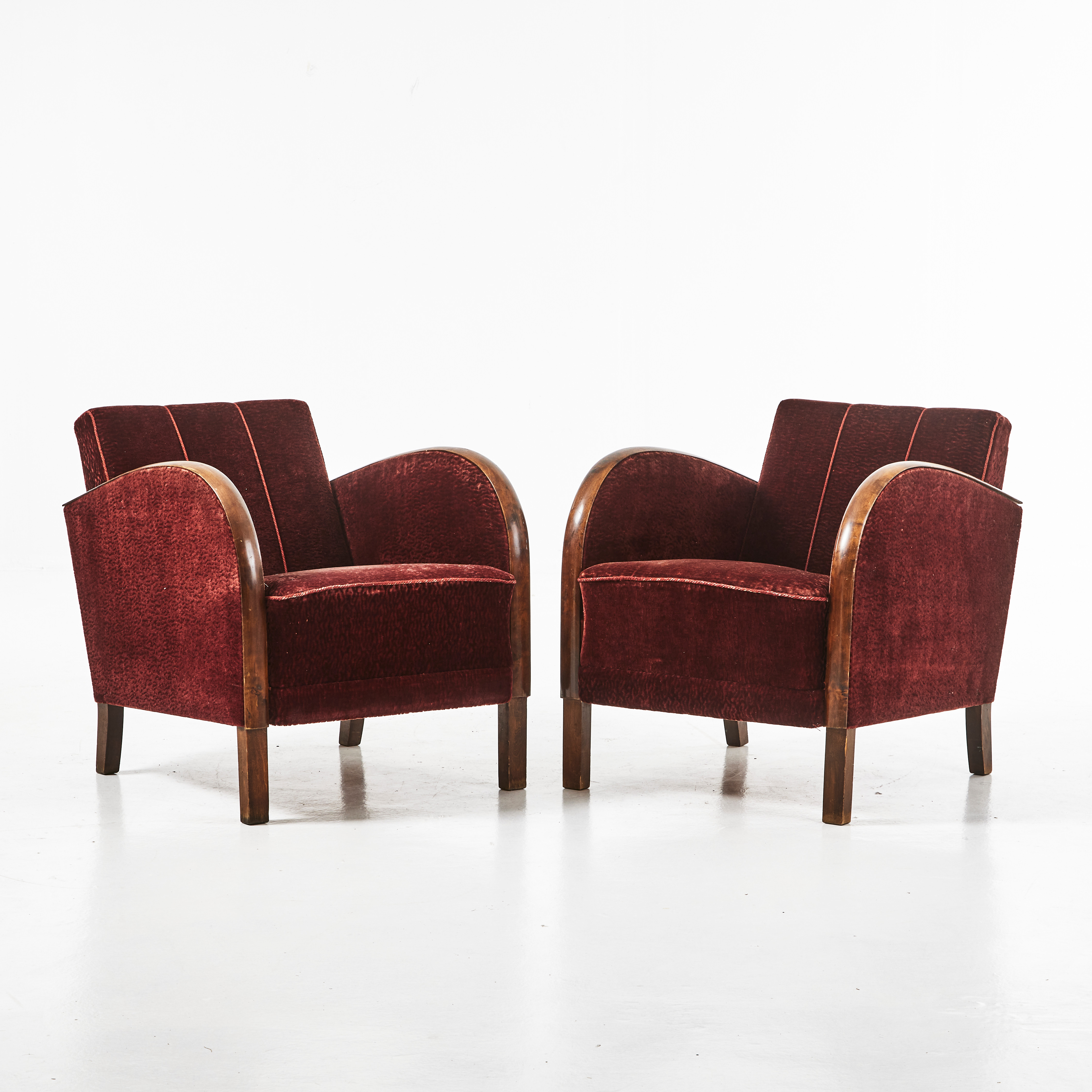 FÅTÖLJER, ett par, 1930-tal, helklädda i röd sammet med trädetaljer, Art Deco.