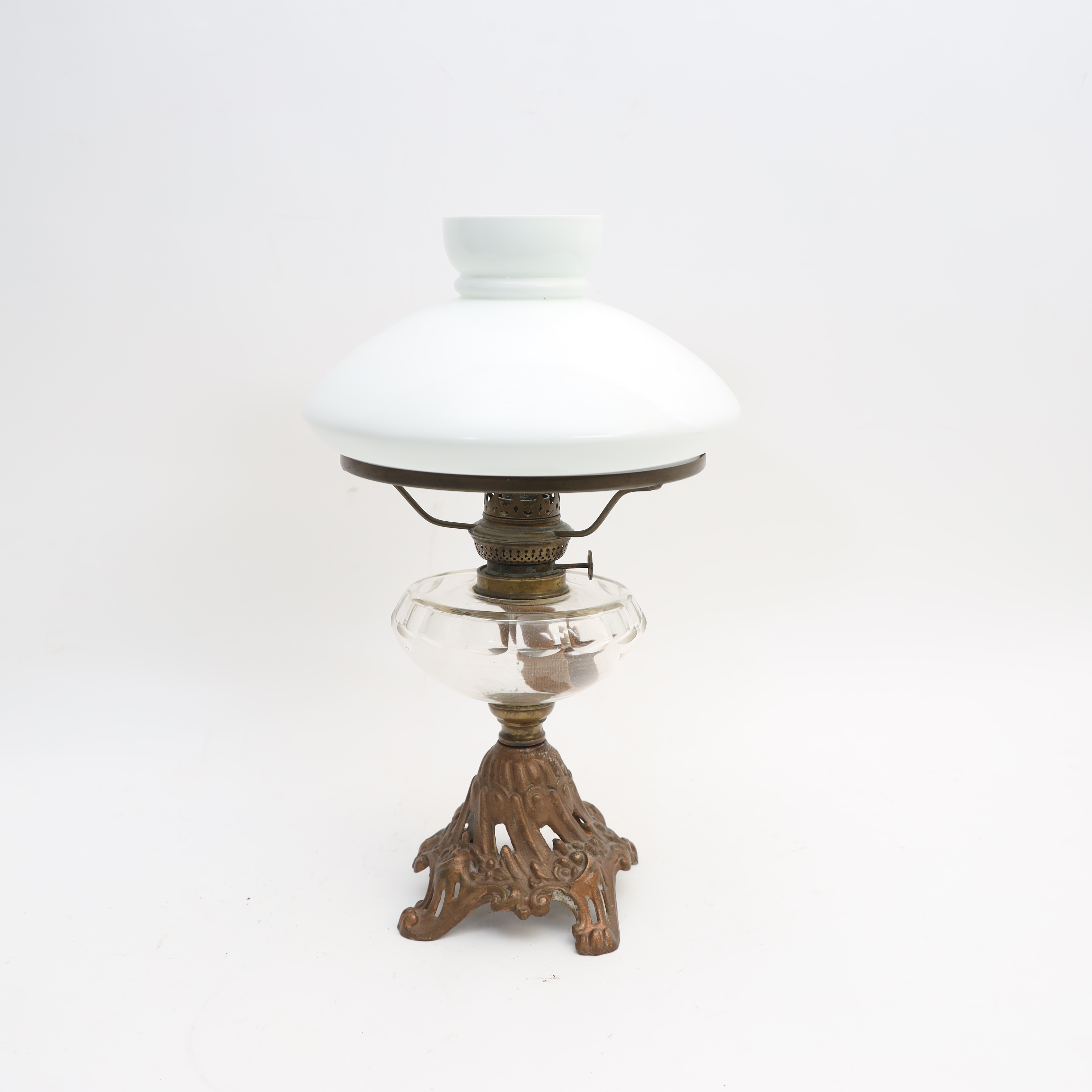 BORDSFOTOGENLAMPA, 1800-1900-tal, fot i gjutgods, skärm i vittonat glas.