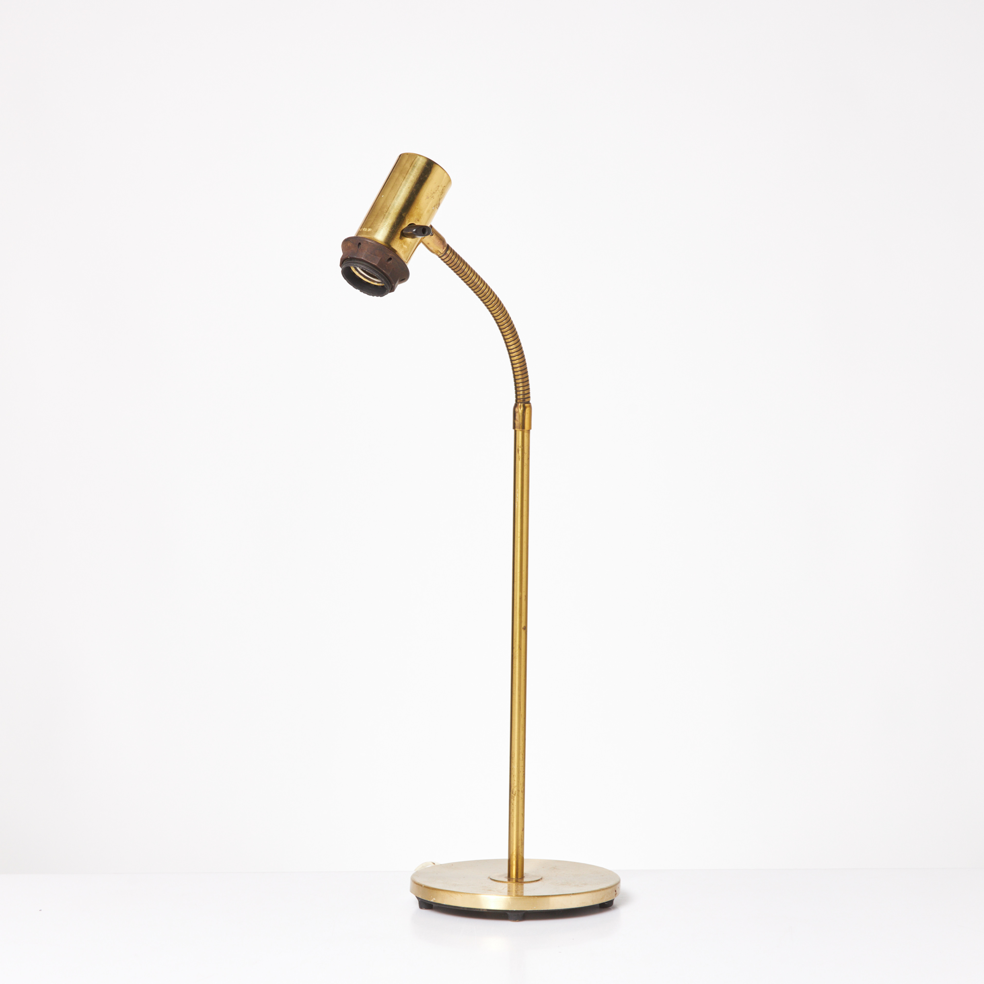 BORDSLAMPA. AJH 6, mässing, skärm saknas.