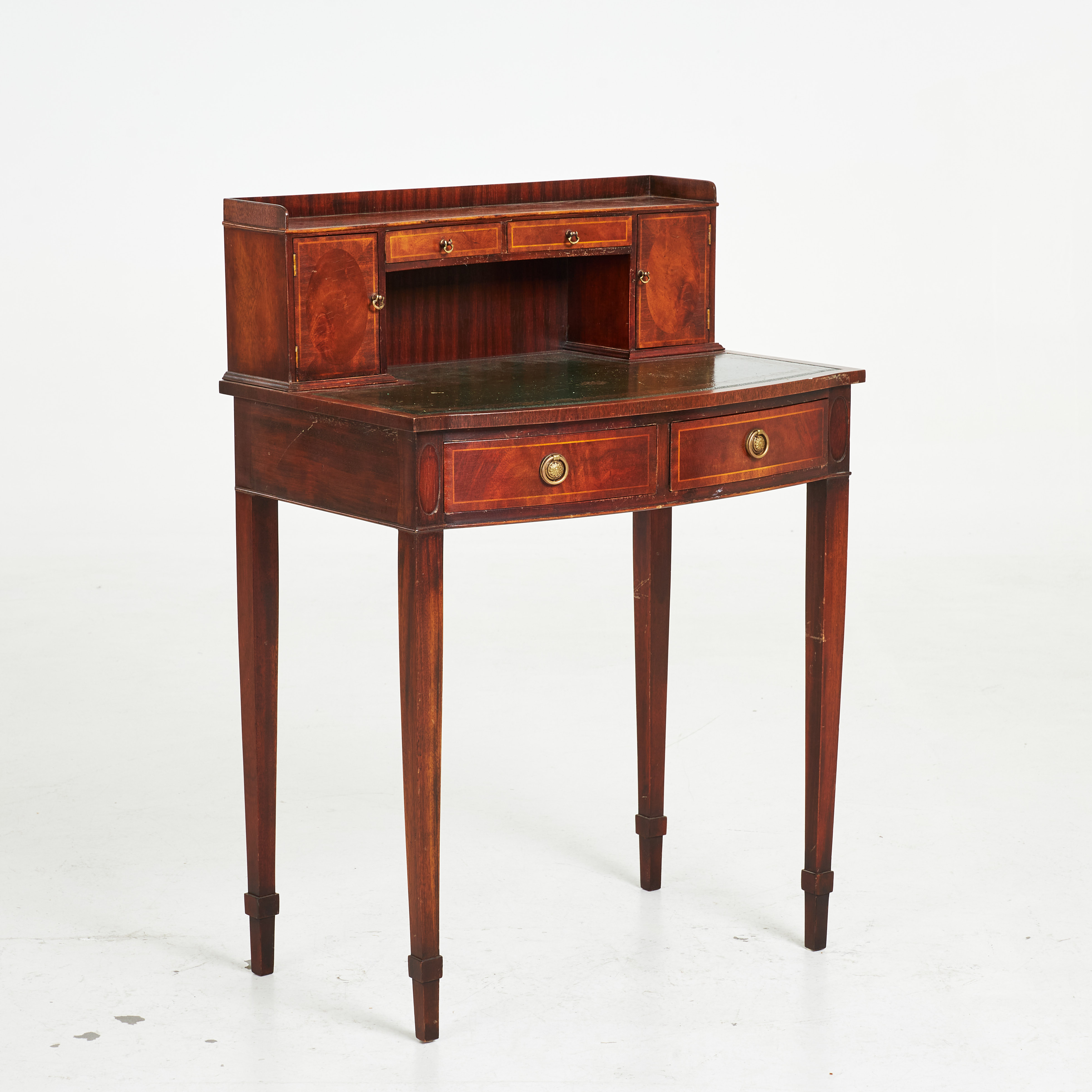 SKRIVBORD. 1900-talets mitt, mahogny, egelsk stil, skinnklädd skrivskiva.
