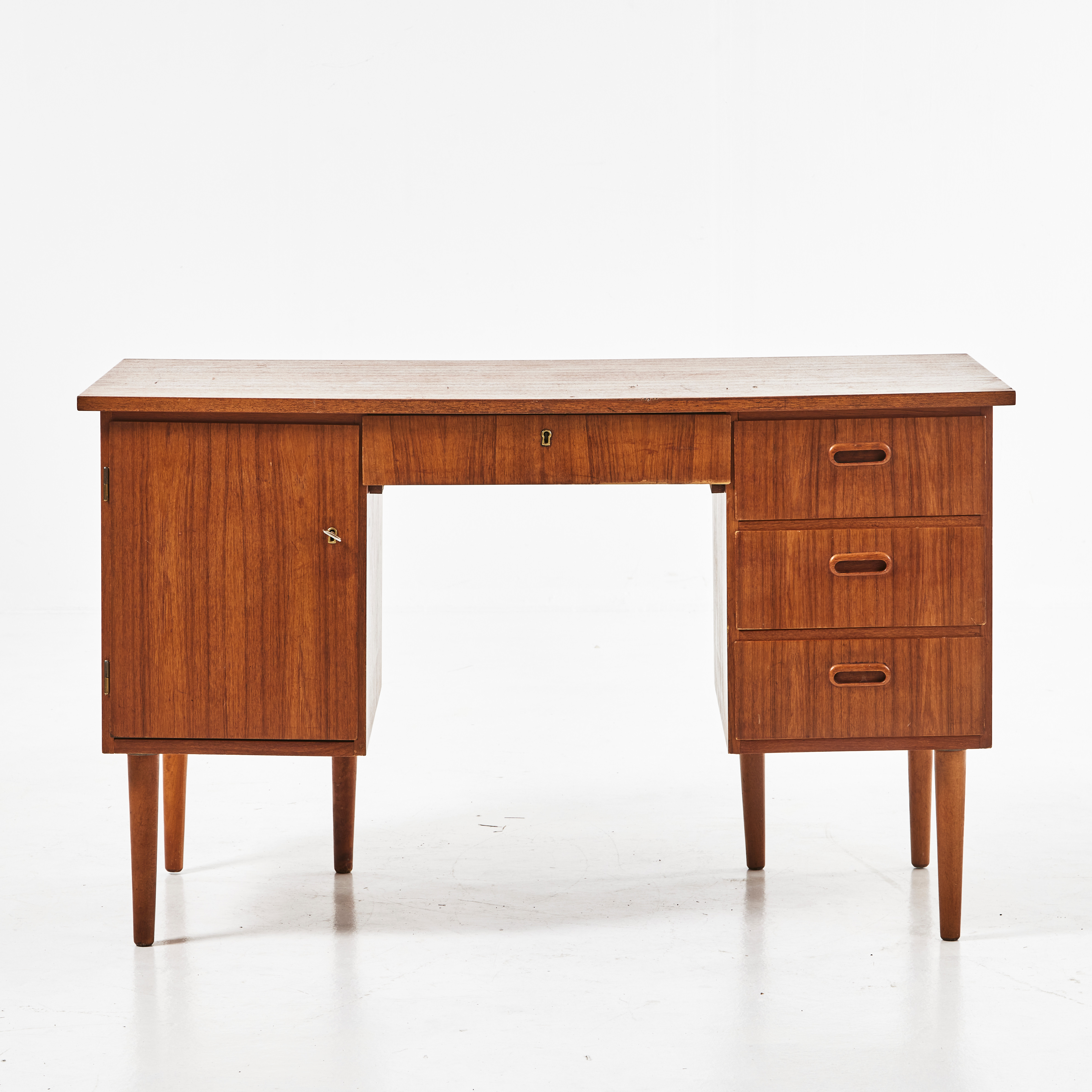 SKRIVBORD, teakfaner, 1950-/60-tal, med fyra lådor och en dörr.