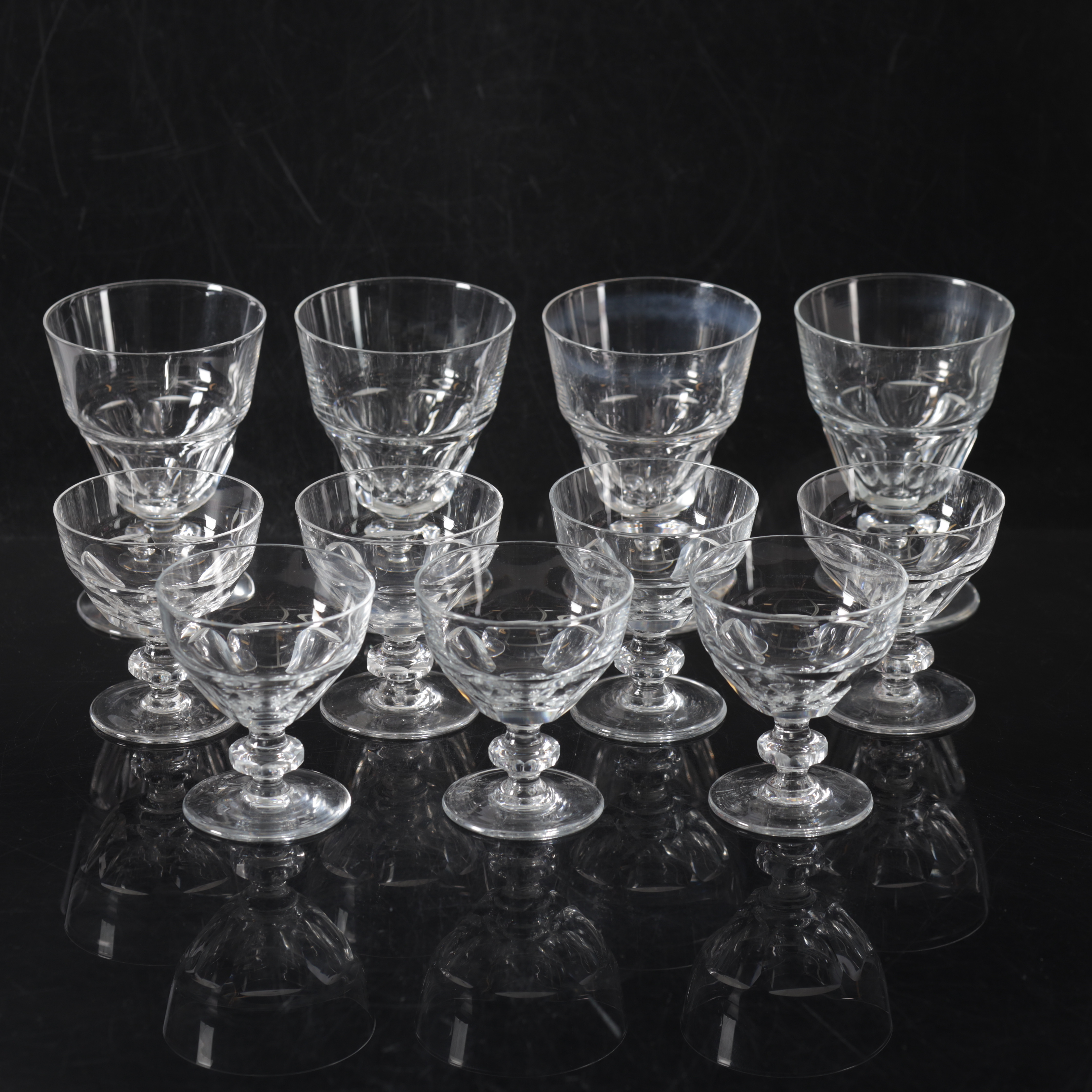 GLAS, 11 st. Slipad dekor, 1900-tal.