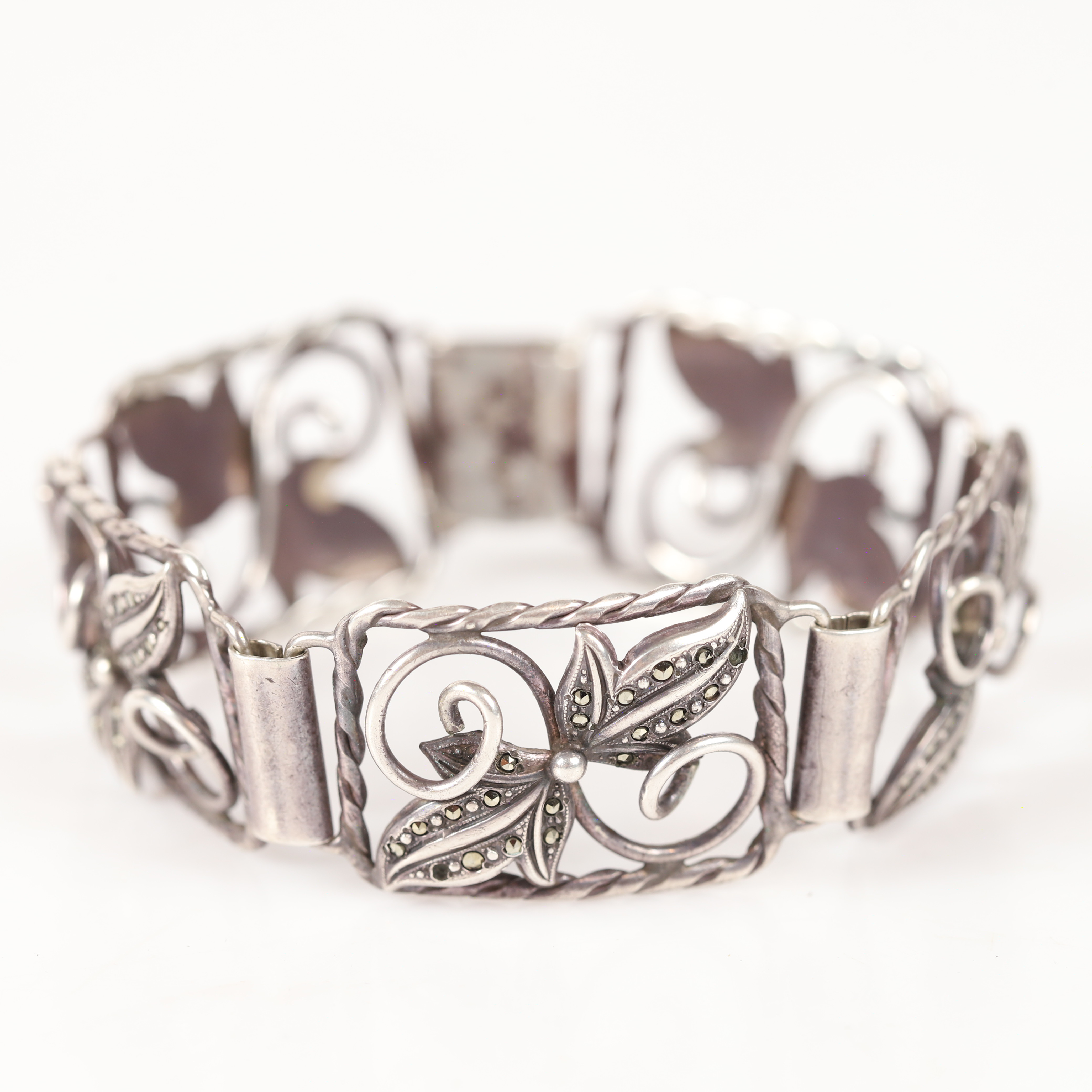 ARMBAND, silver med markasiter, Victor Janson Guldvaru AB, Lindesberg, 1965.