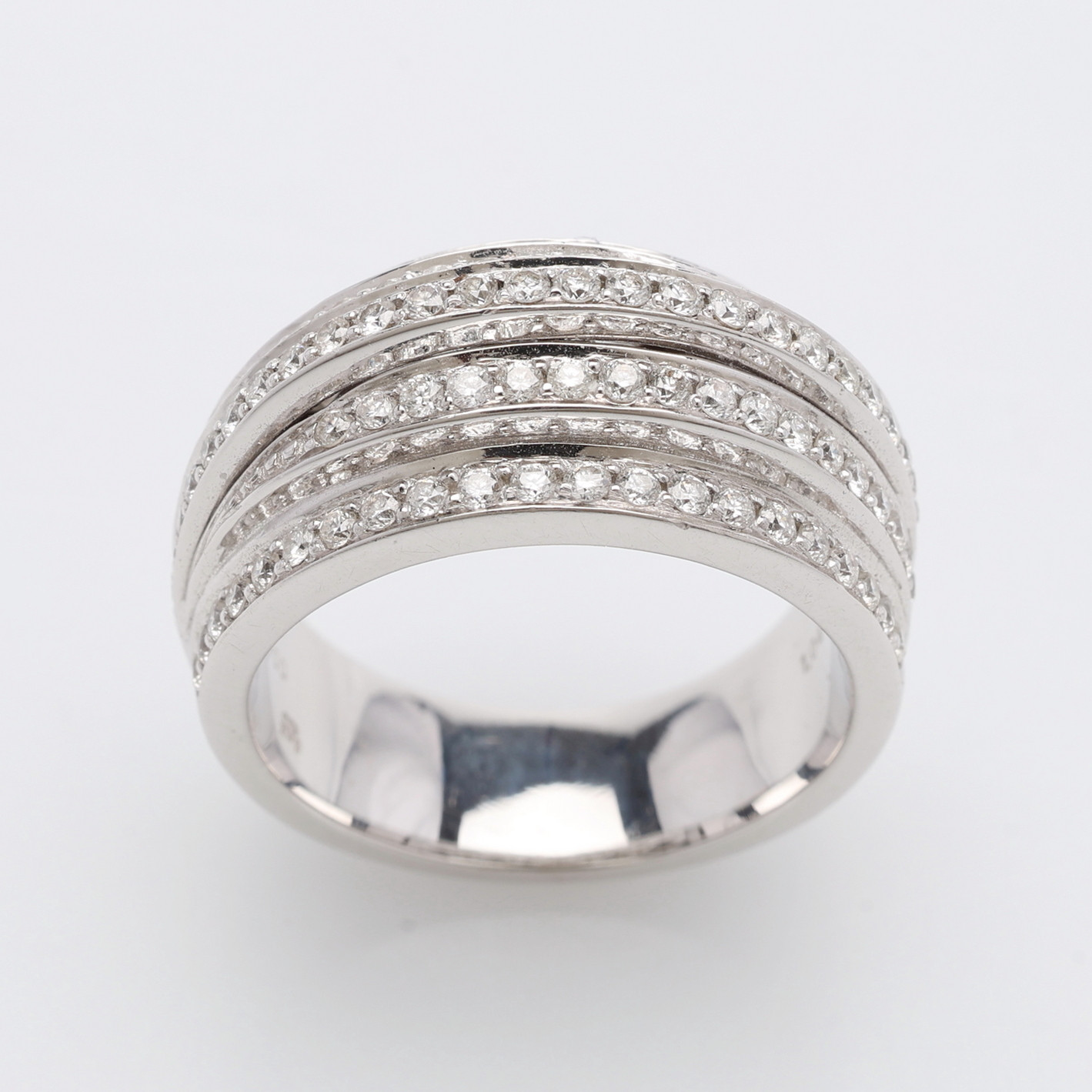 RING, 18K VITGULD, MED DIAMANTER OM TOTALT 1,04 CT ENLIGT GRAVYR, VIKT TOTALT CIRKA 13,2 GRAM.