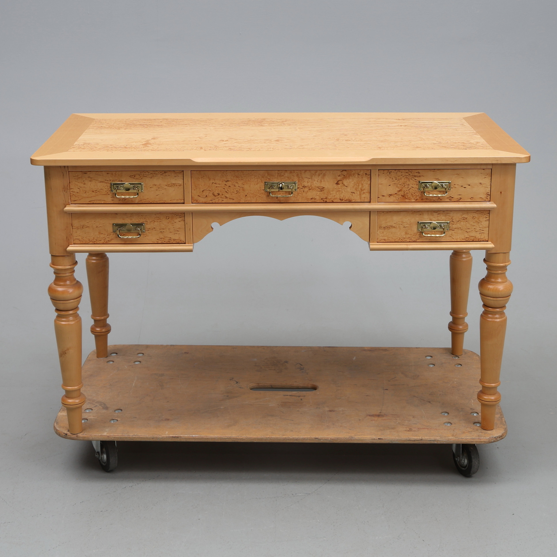 SKRIVBORD. Fanerad i björk och masurbjörk, sent 1900-tal, Karl Johan-stil.