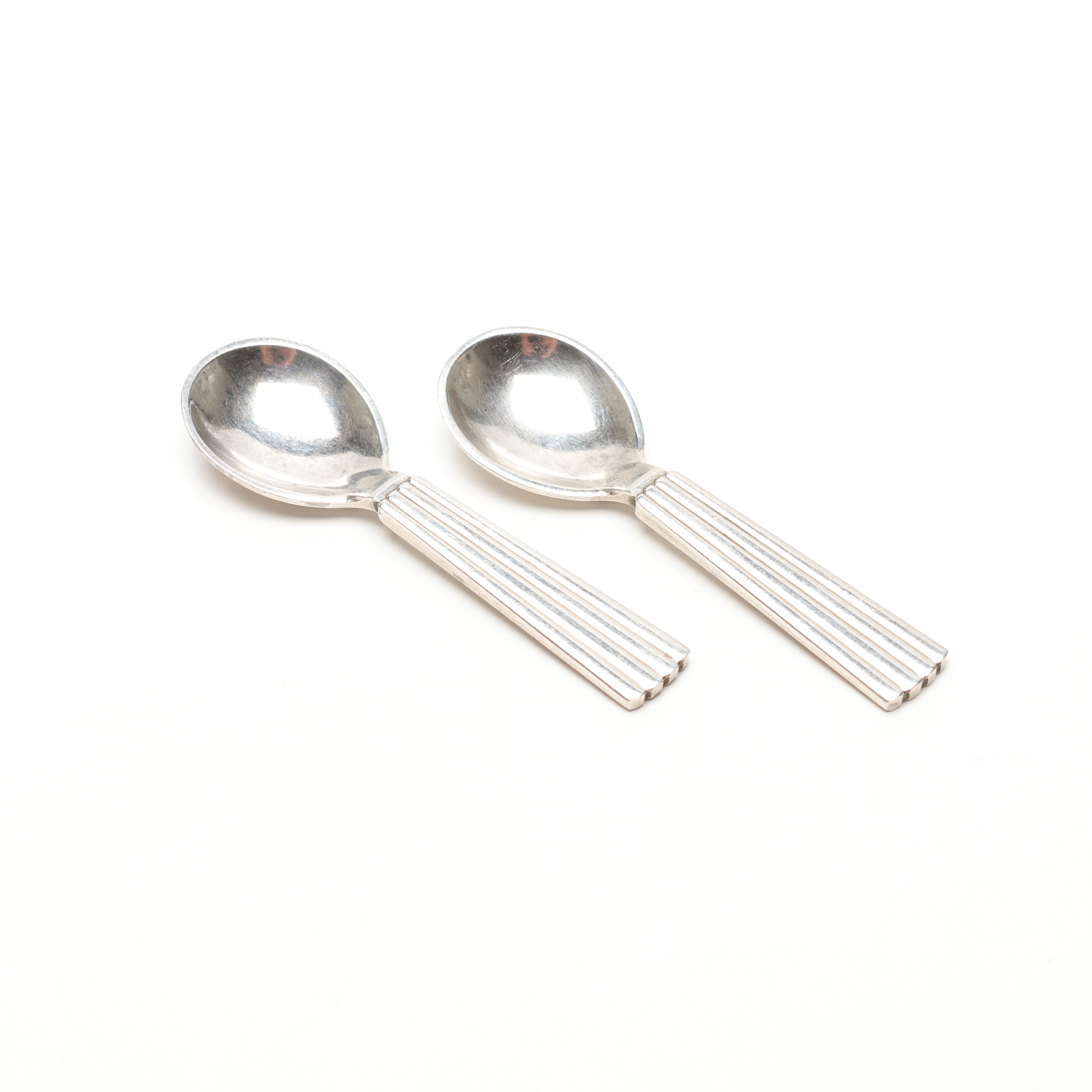 SIGVARD BERNADOTTE. Skedar, 2 st, för salt, sterling silver, vikt ca 12 g.