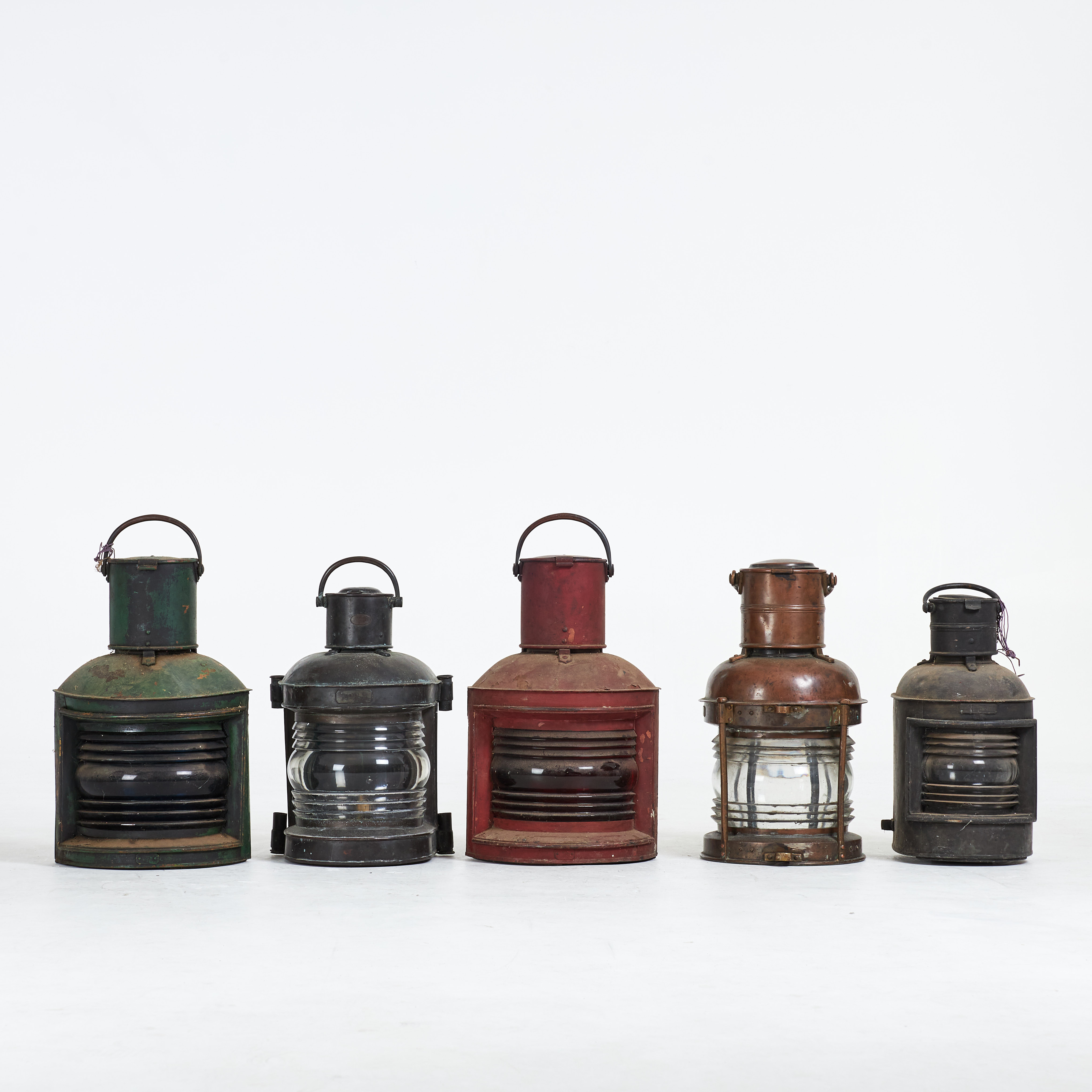 LANTERNOR. 5 st, 1900-talets första hälft, metall och glas.