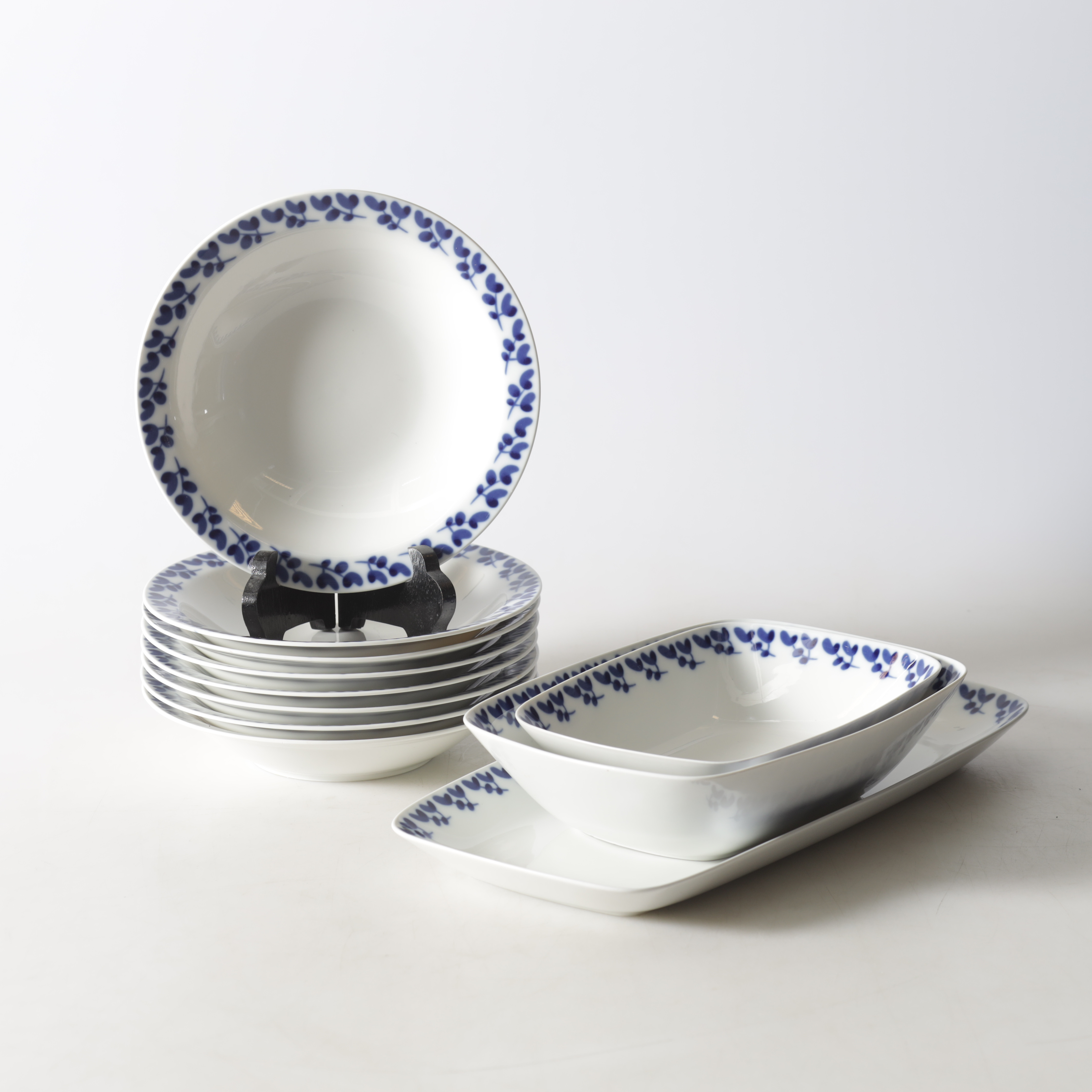 TALLRIKAR, samt formar, 11 delar, porslin, "Swedish blue", Rörstrand.