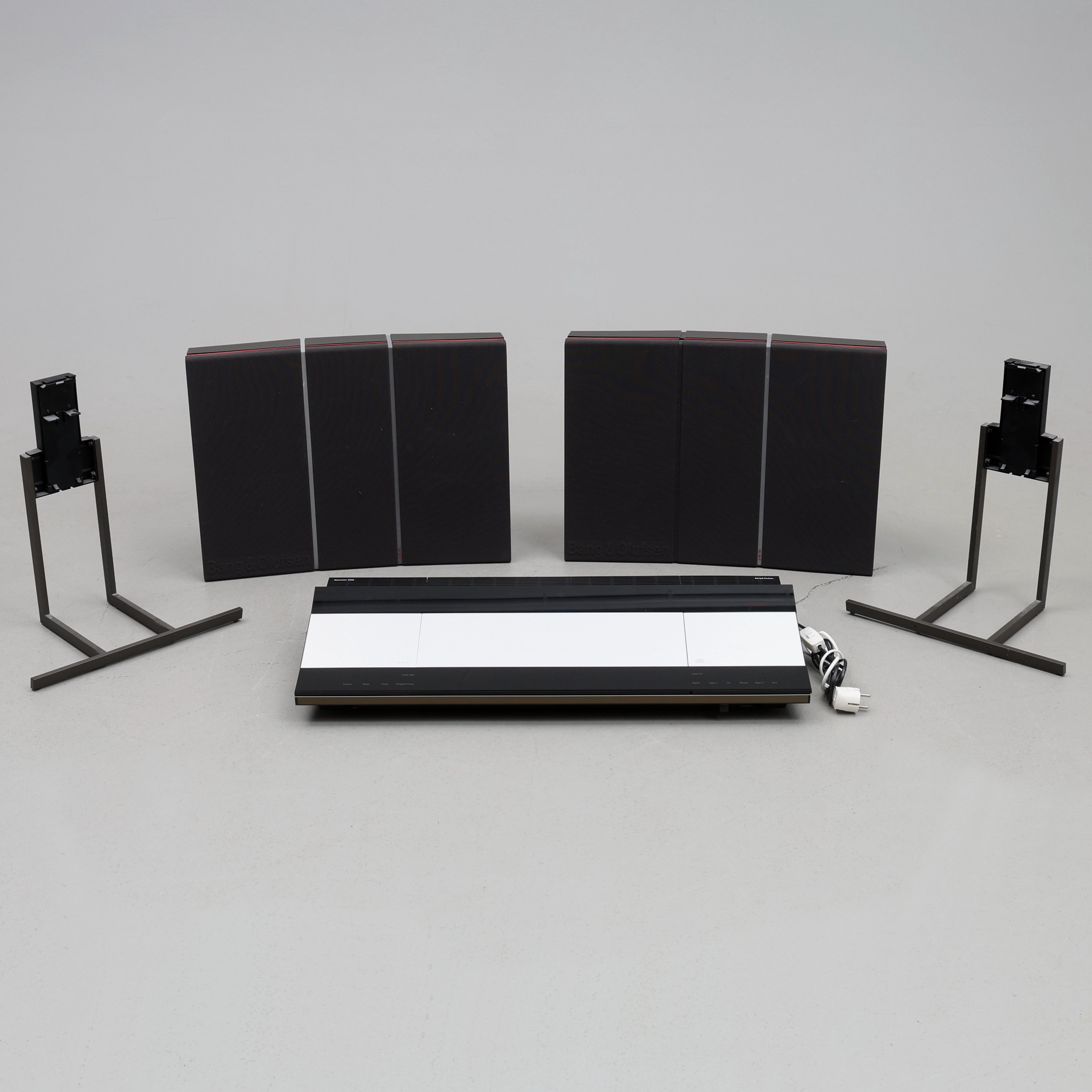 BANG & OLUFSEN. Beocenter 9000, med ett par högtalare.