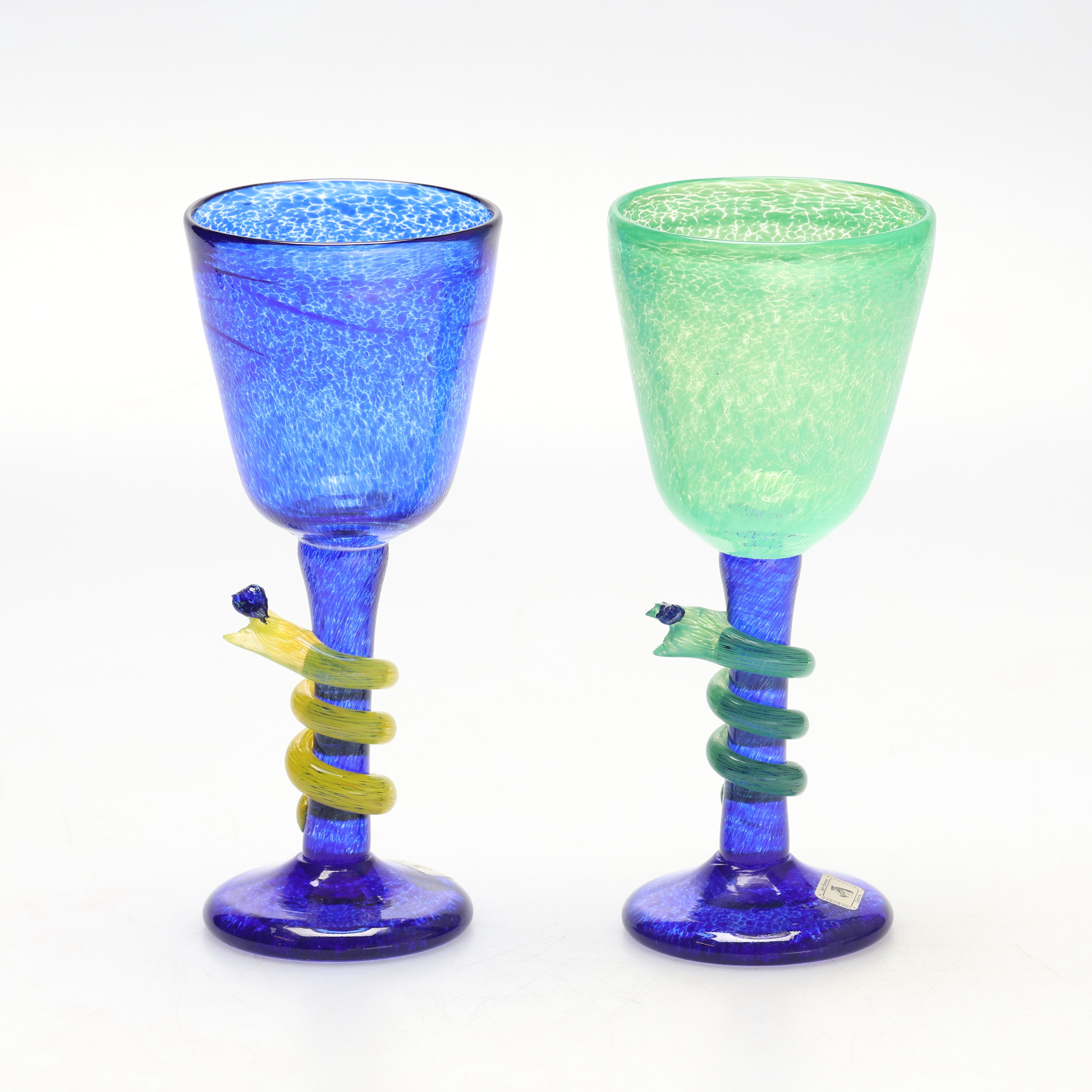POKALGLAS, 2 st, med ormdekor, Jan-Stievens Glashytta, signerade, 1900-tal.