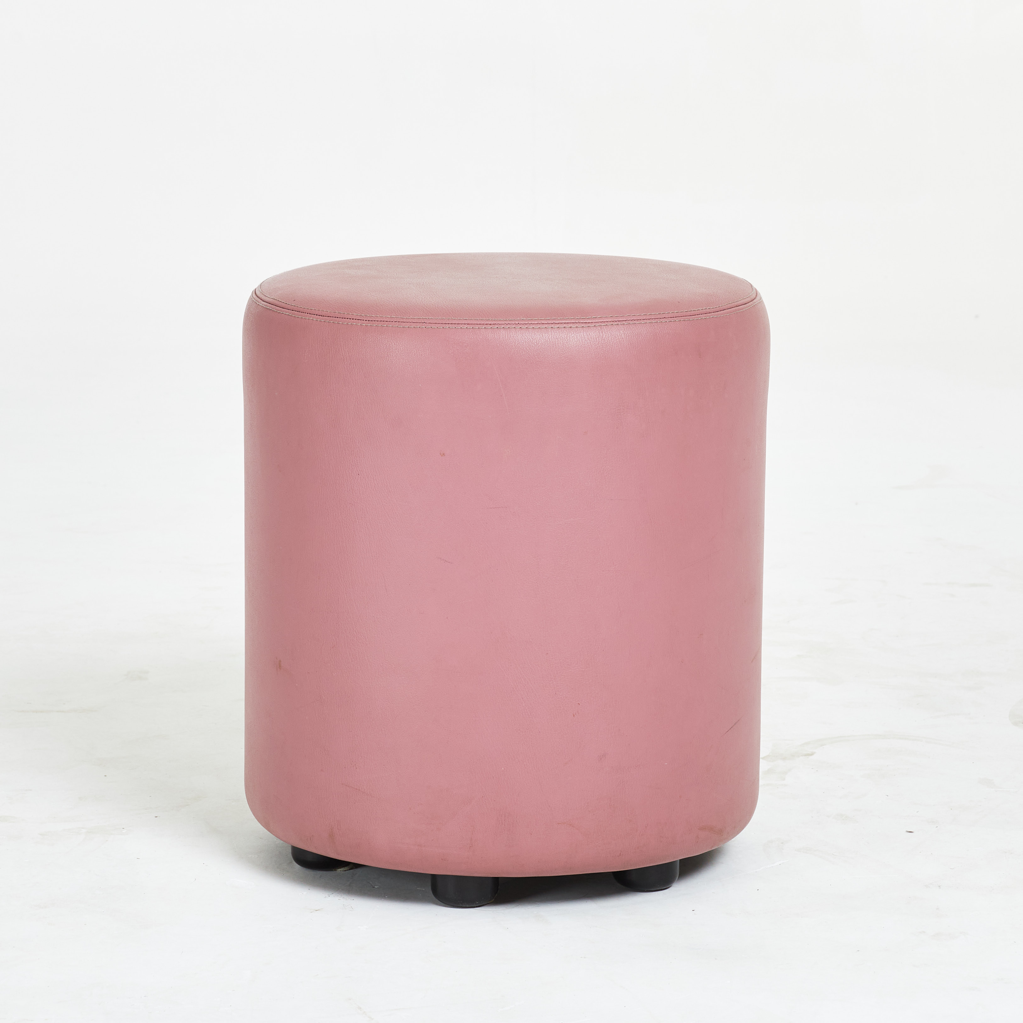 FOTPALL/SITTPUFF. klädd i ytmålat läder, Johansson design.