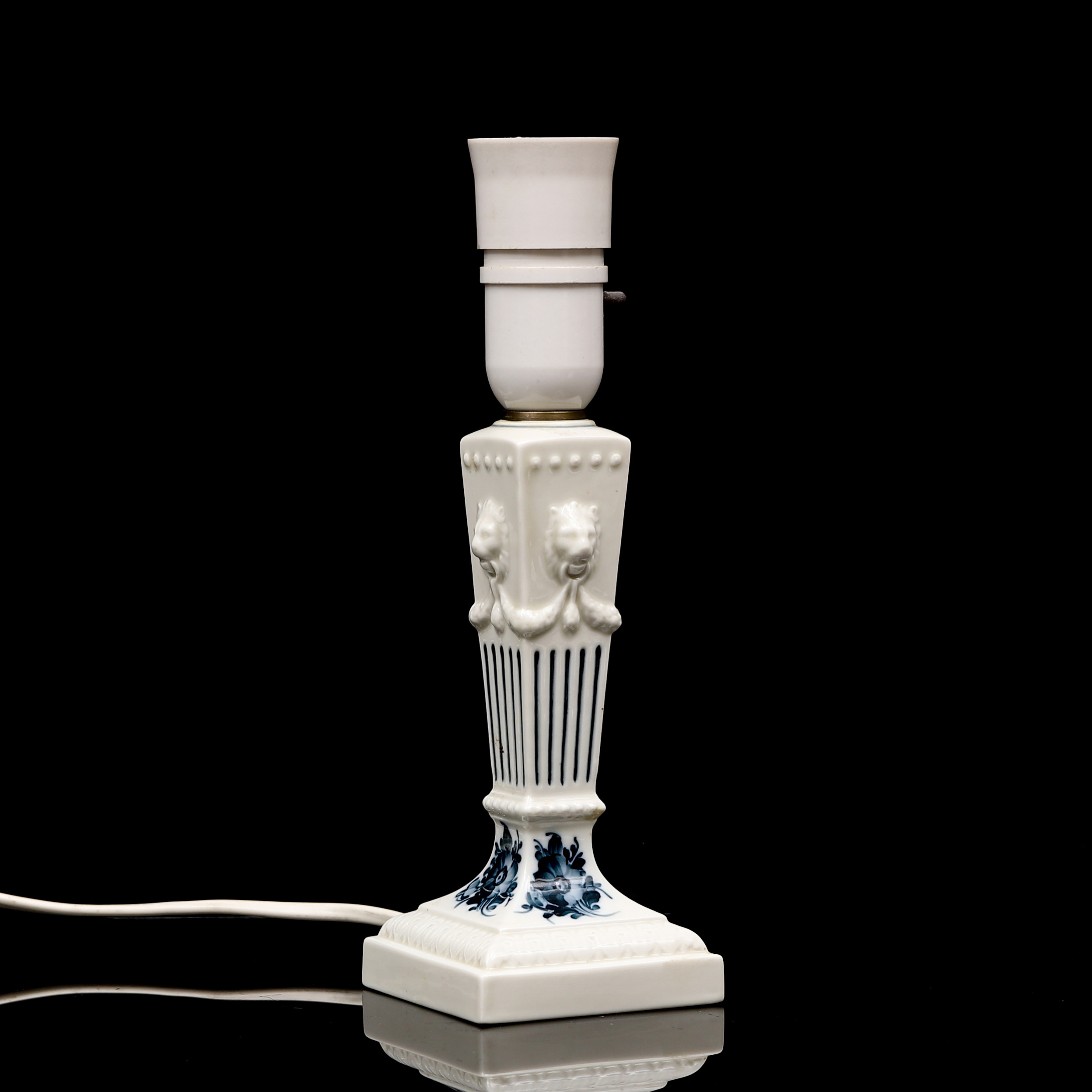 BORDSLAMPA, porslin, Royal Copenhagen, Danmark.