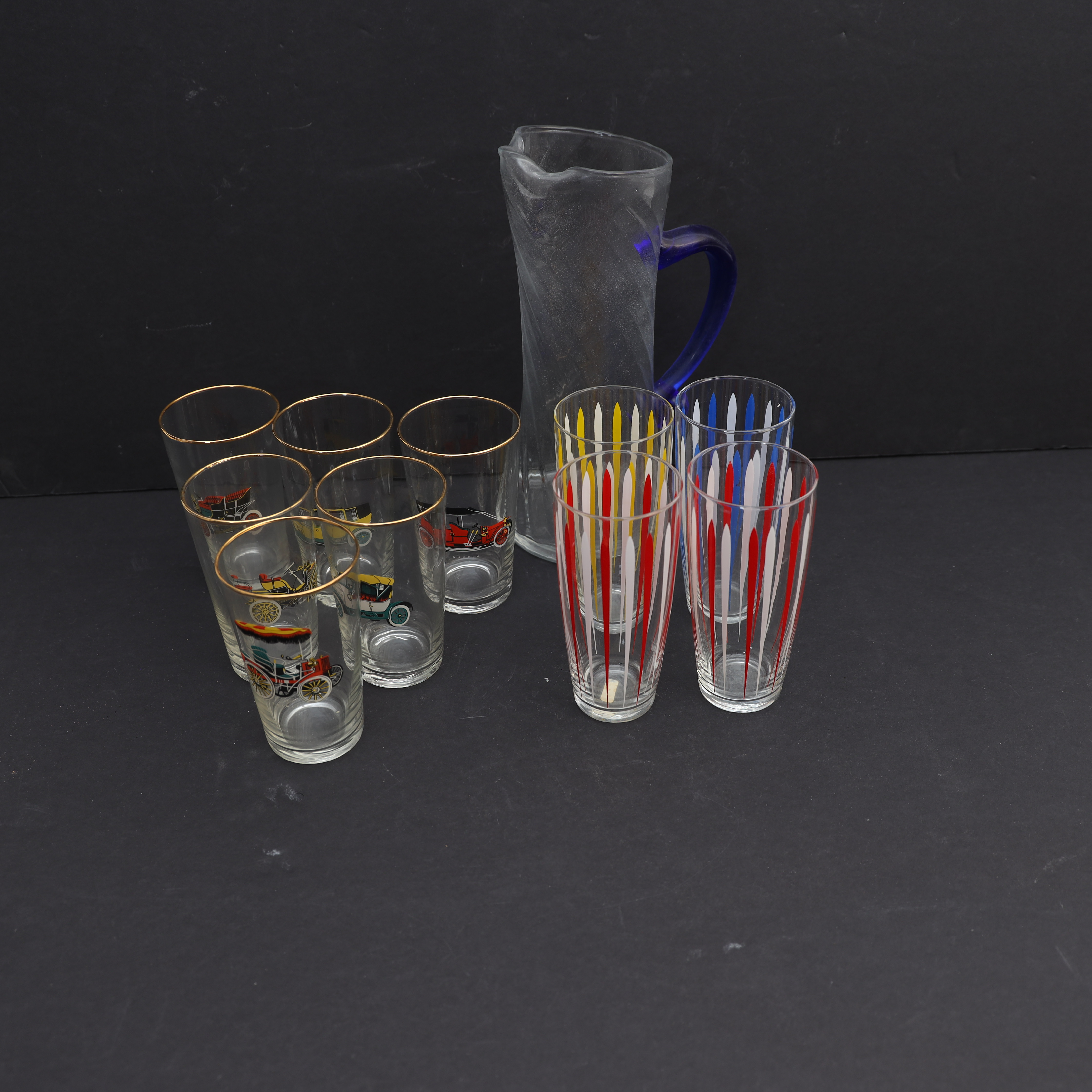 GLAS 11 delar, tryckt dekor med bilar, 1950-tal samt serveringskanna med blå hänkel.