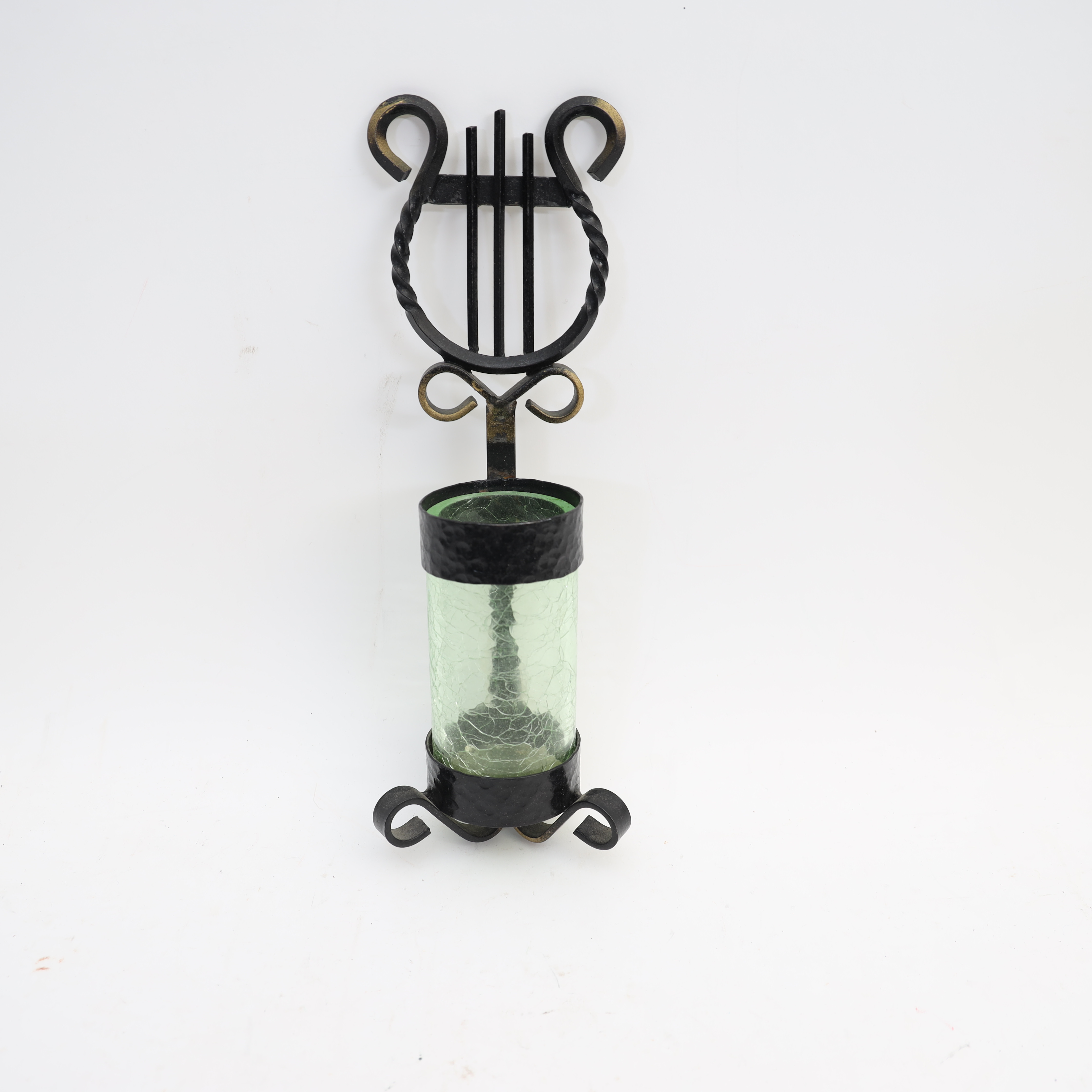 VÄGGVAS, omkring 1900-talets mitt, svartmålad och bronserad metall, vas i krackelerat gröntonat glas.