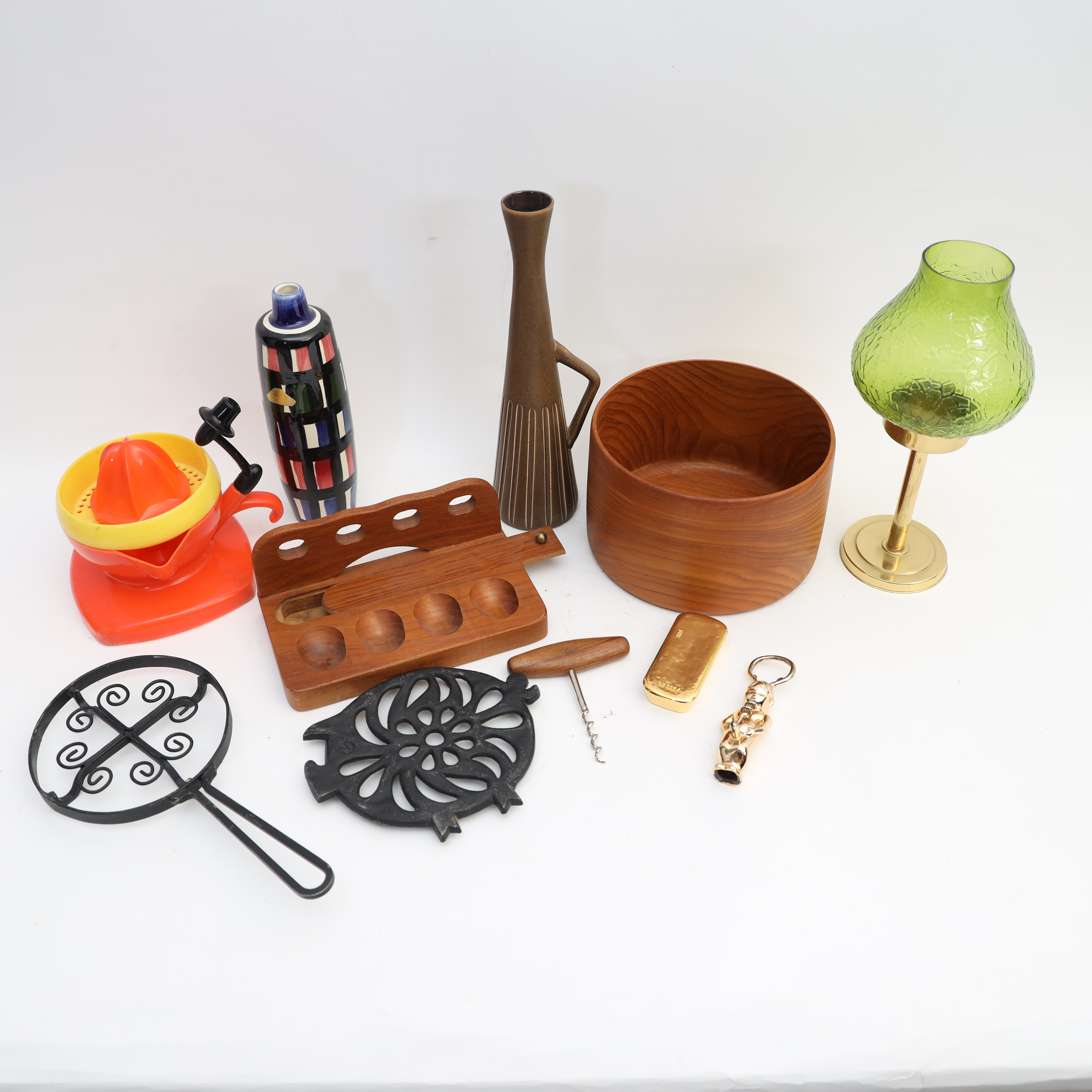 DIVERSE, skål i teak, citruspress plast, vas Bo fajans, pipställ, grytunderlägg med mera.