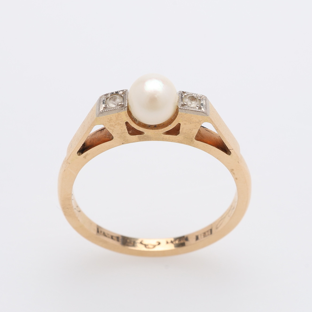 RING, 18K GULD, VITA STENAR & PÄRLA, TOTALT CIRKA 5,3 GRAM.