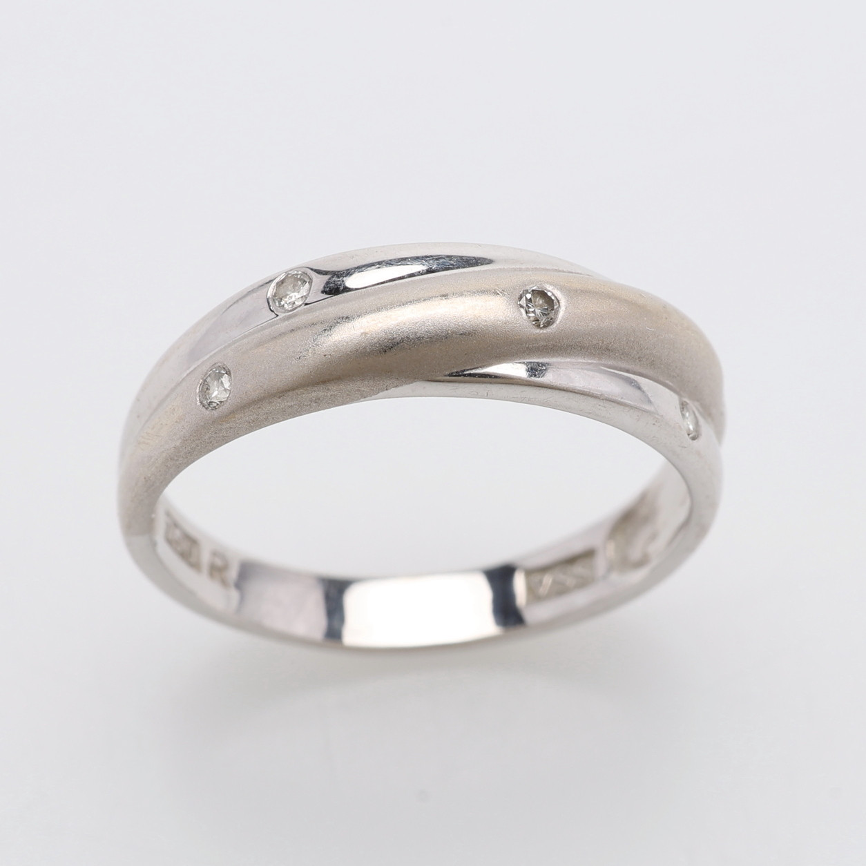 RING, 18K VITGULD & BLANDADE VITA STENAR, TOTALT CIRKA 3 GRAM.