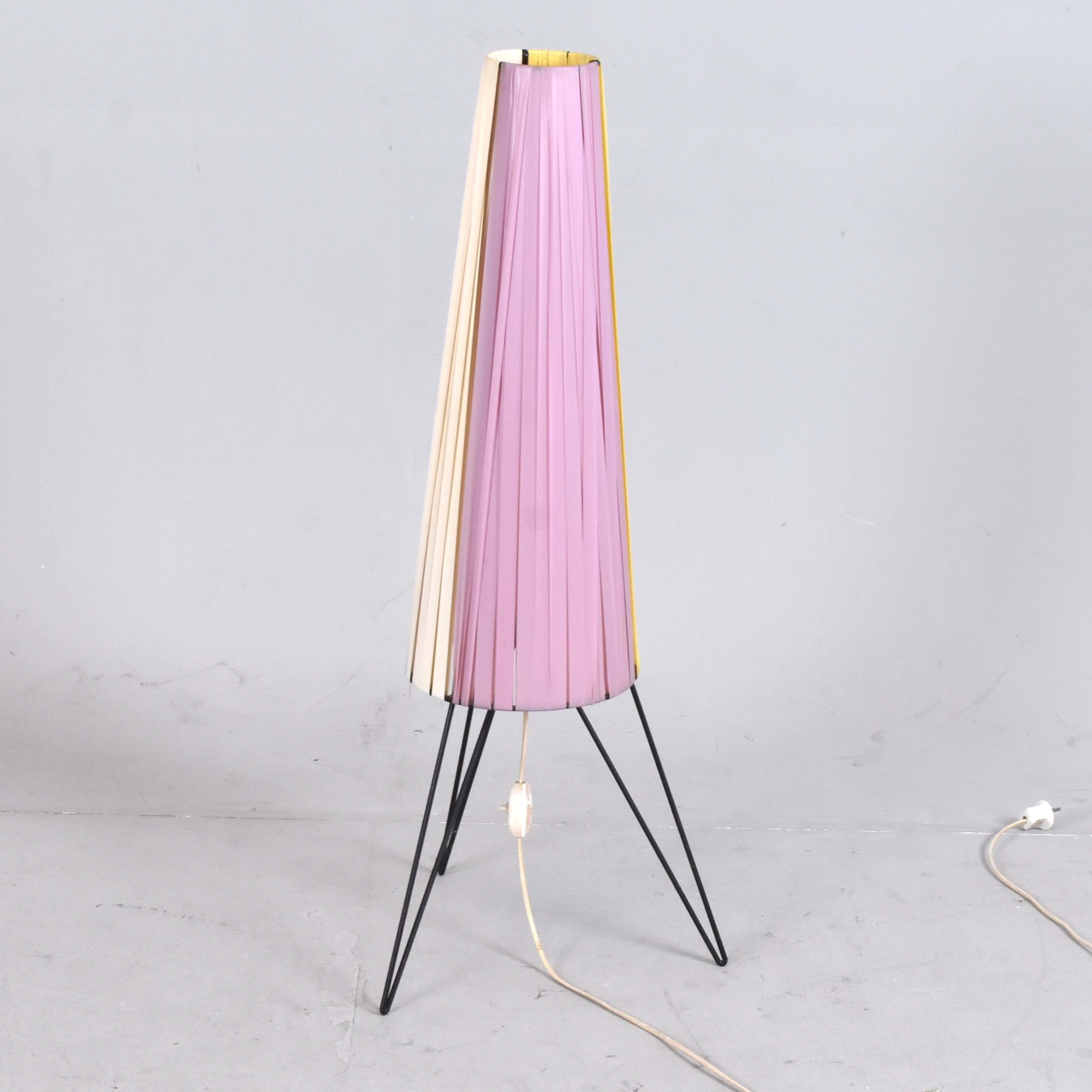 GOLVLAMPA, lackerad metall och plast.