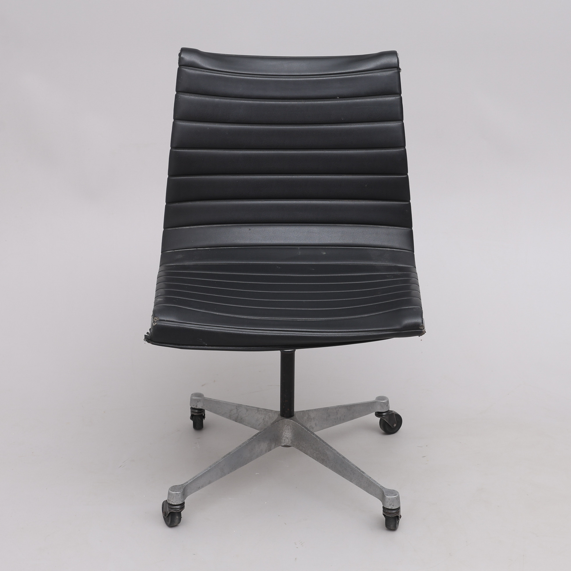 RAY & CHARLES EAMES. KONTORSSTOL PÅ HJUL, ”ALU GROUP, MODEL 681”, TILLVERKAD 1960-73, ALUMINIUM OCH NAUGAHYDE.