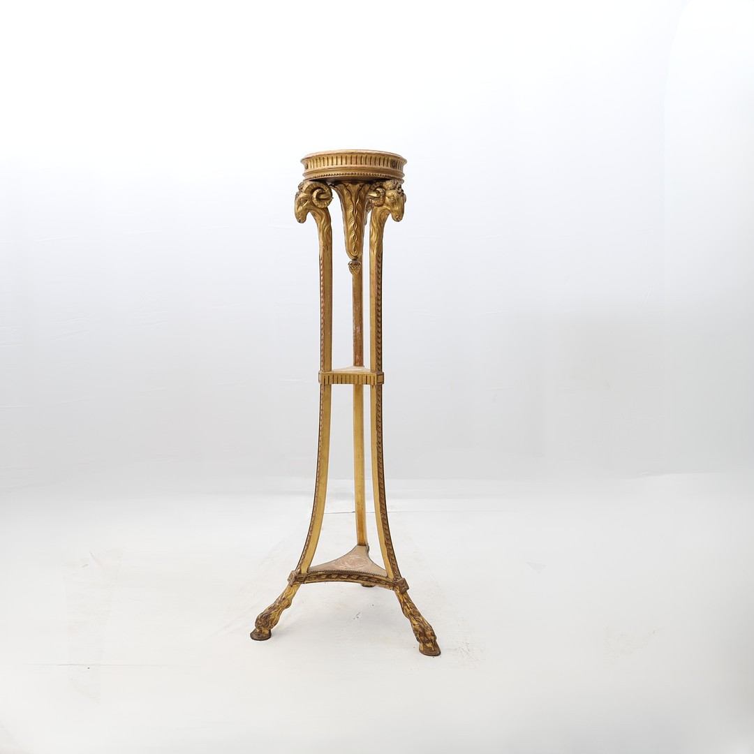 GUERIDON, "Jetley" 1800-tal, bronserad och förgylld, med tre bockhuvuden, fötter i form av klövar.