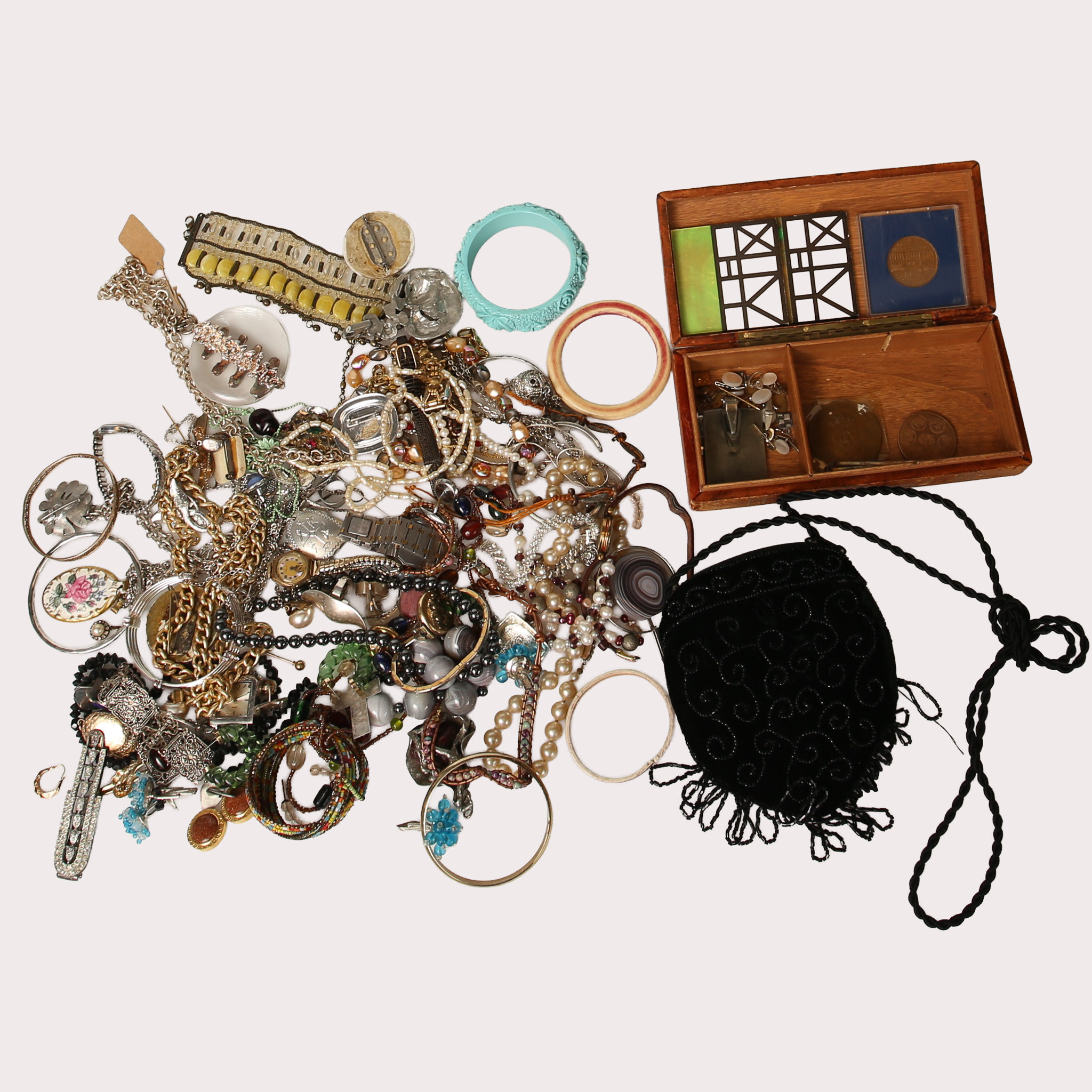 DIVERSE BIJOUTERIER, pärlhalsband, stenar, ringar, örhängen mm.